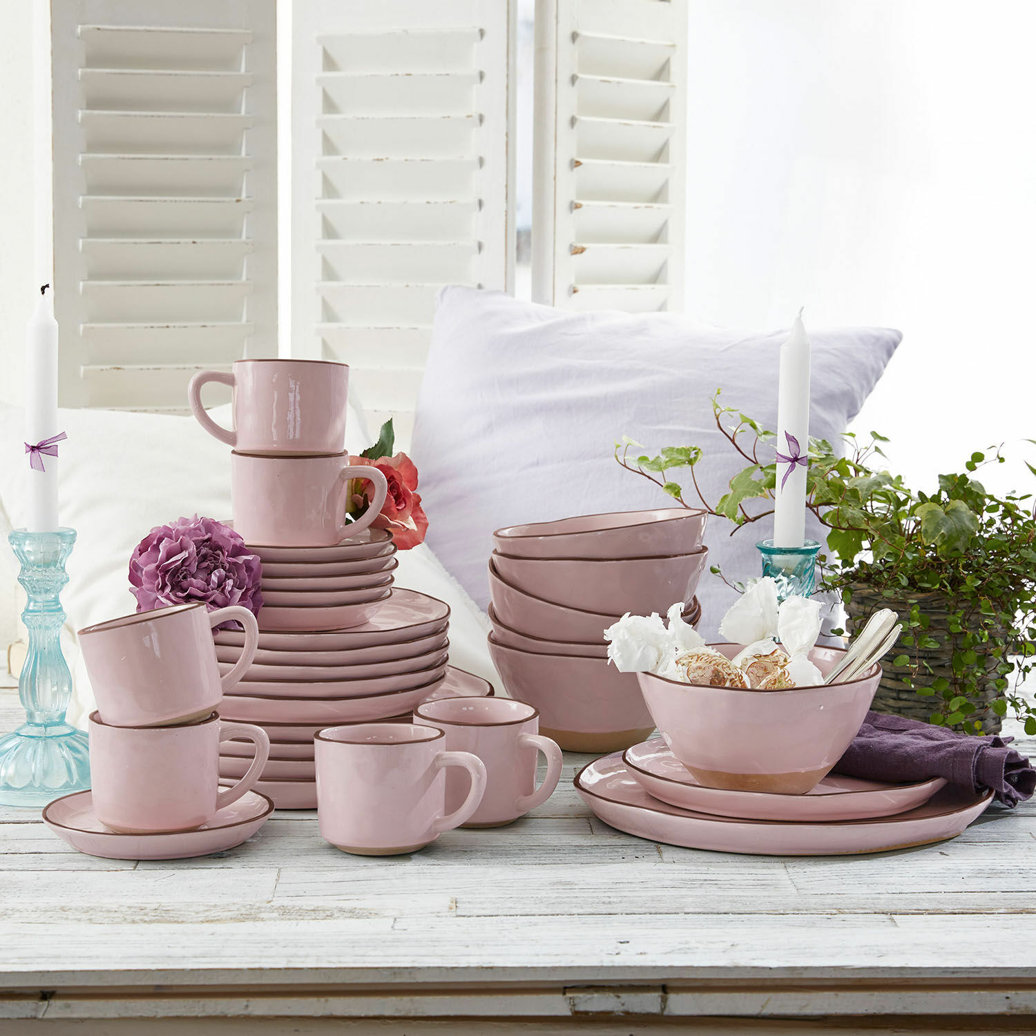 Set di 30 stoviglie Biarré Set di stoviglie in ceramica rosa con tazze, piatti e ciotole su tavolo di legno bianco