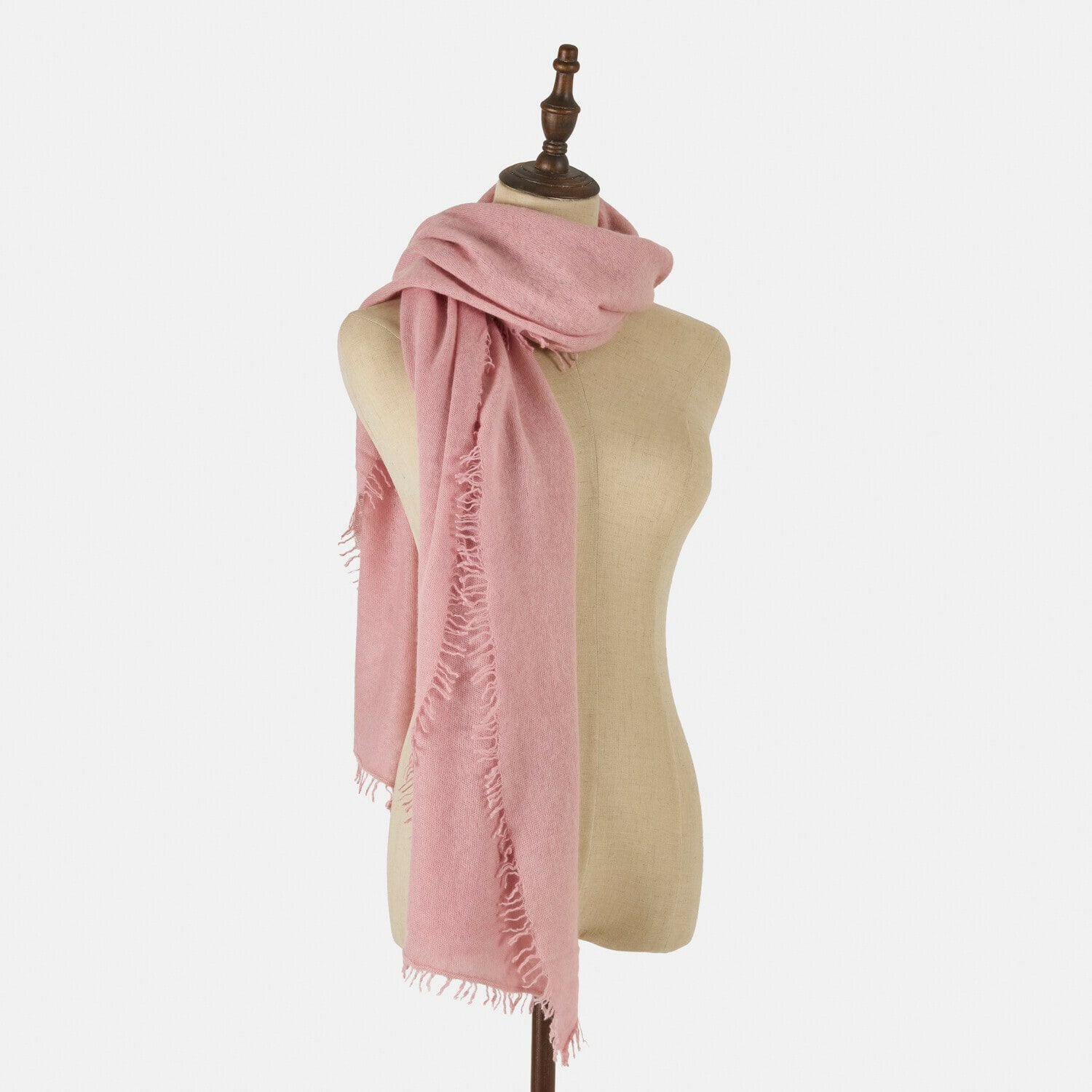 Sciarpa Ulviane Sciarpa rosa con frange su manichino, tessuto morbido, accessorio di moda per giornate fresche