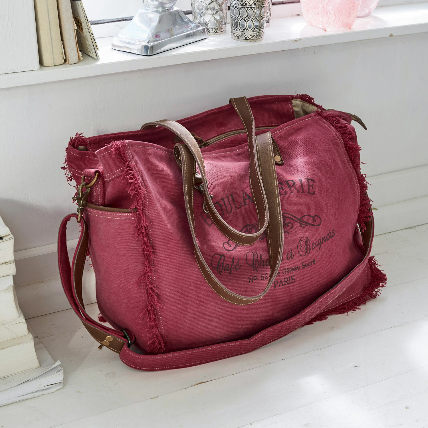 Borsa Anoush Borsa da viaggio in tela rossa con manici marroni e stampa vintage su pavimento bianco