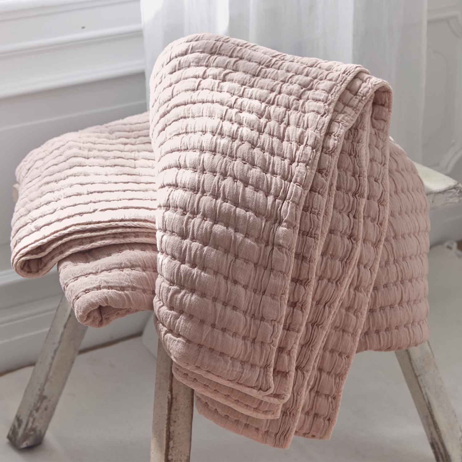 Coperta rosa morbida in cotone trapuntato con motivo a nido d'ape, perfetta per un ambiente accogliente