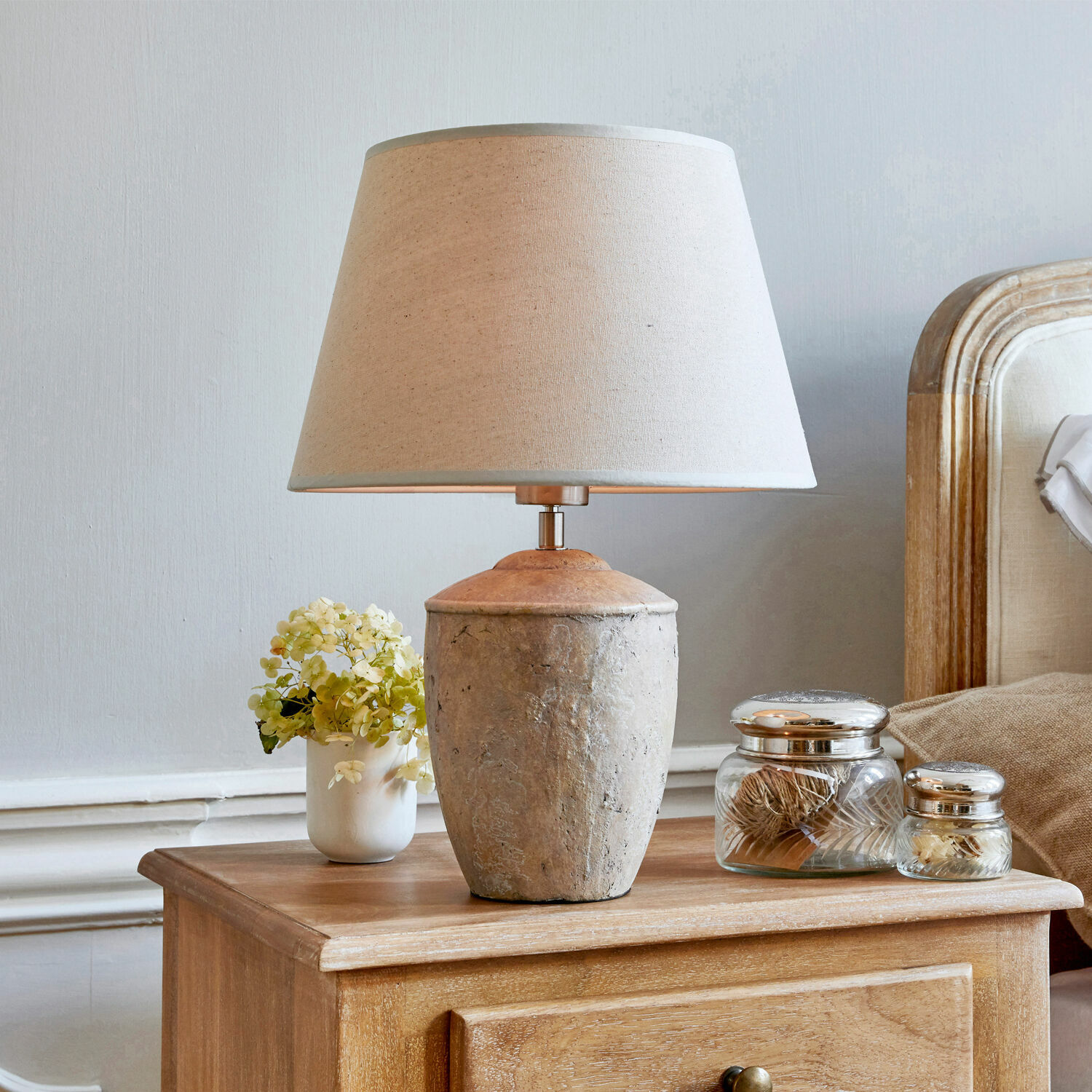 Lampada da tavolo Verfaille Lampada da tavolo con paralume beige e base in ceramica su comodino in legno
