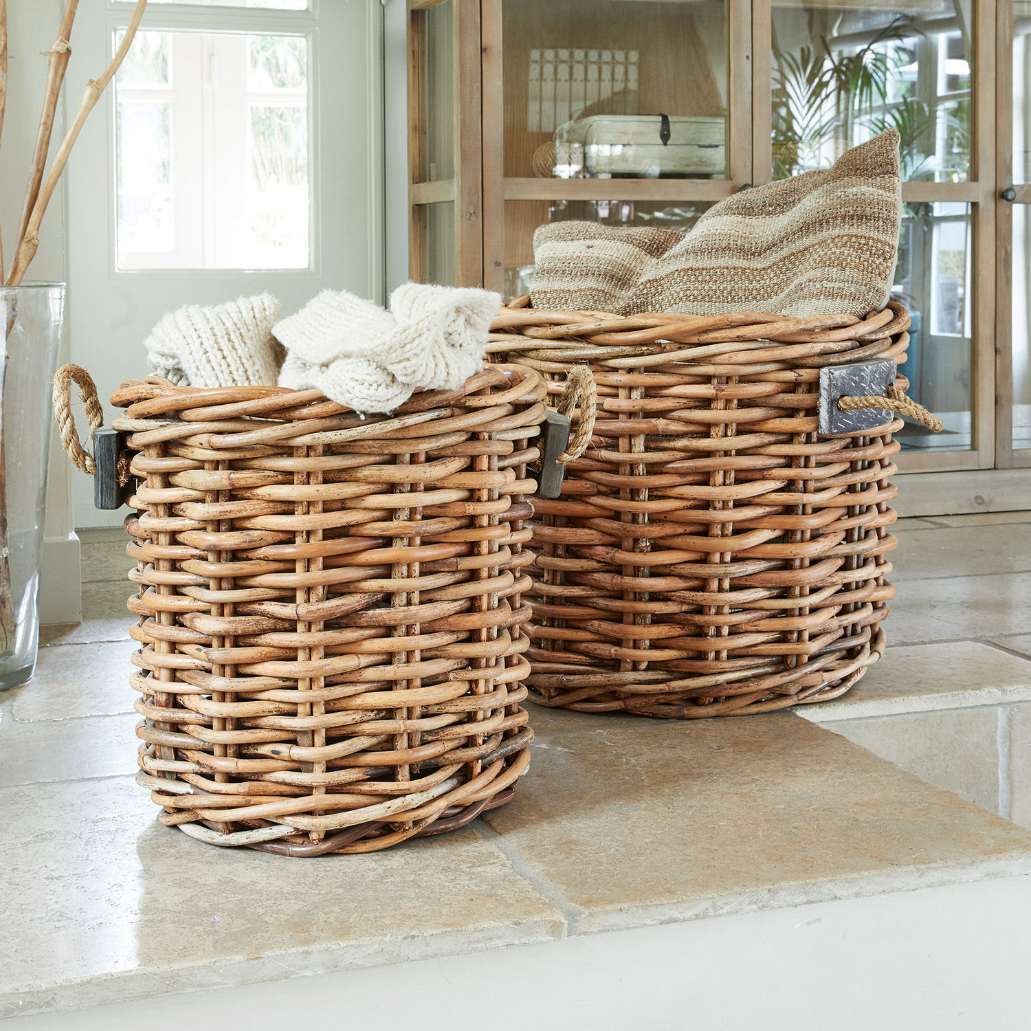 Coppia di cesti Marché Due ceste rotonde in rattan naturale con manici in corda per riporre tessuti decorativi