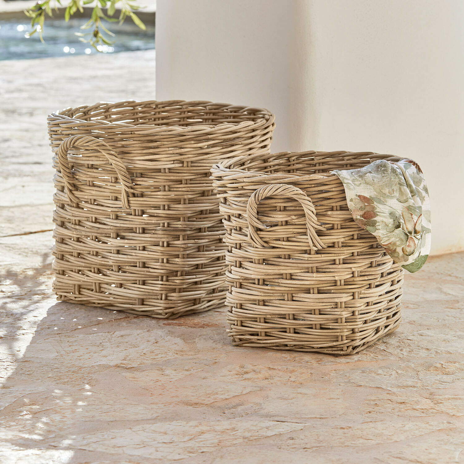Coppia di cestini Melari Due ceste in vimini naturale con manici, perfette per riporre oggetti in casa