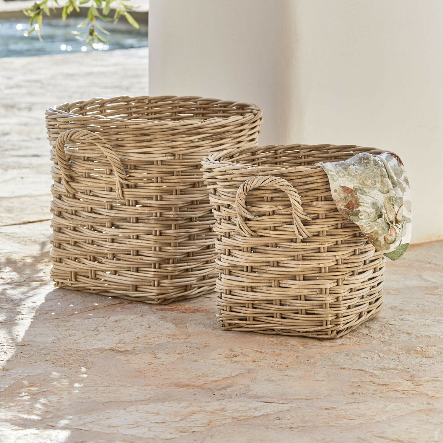 Coppia di cestini Melari Due ceste in vimini naturale con manici, perfette per riporre oggetti in casa