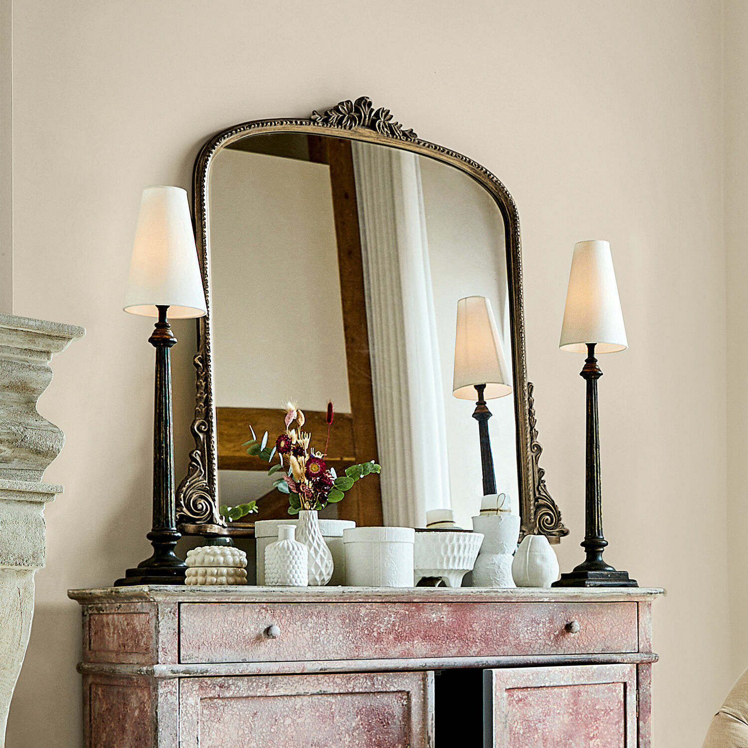 Specchio Mambero Comò rosa rustico con piano in marmo, decorato con vasi bianchi e lampade da tavolo