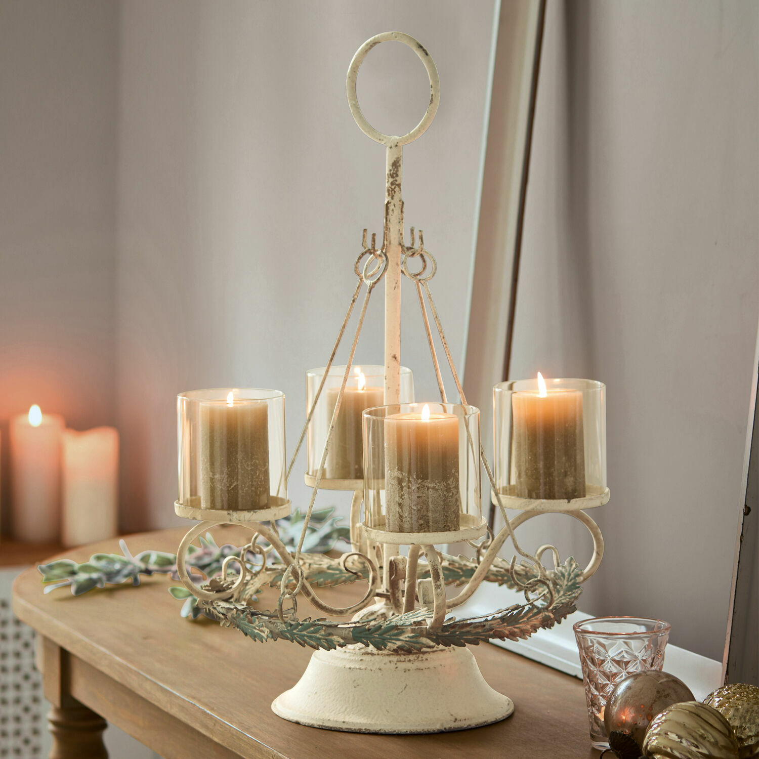 Supporto portacandele dell’Avvento Denders Portacandele in metallo vintage crema con quattro candele beige su tavolo in legno, decorazione