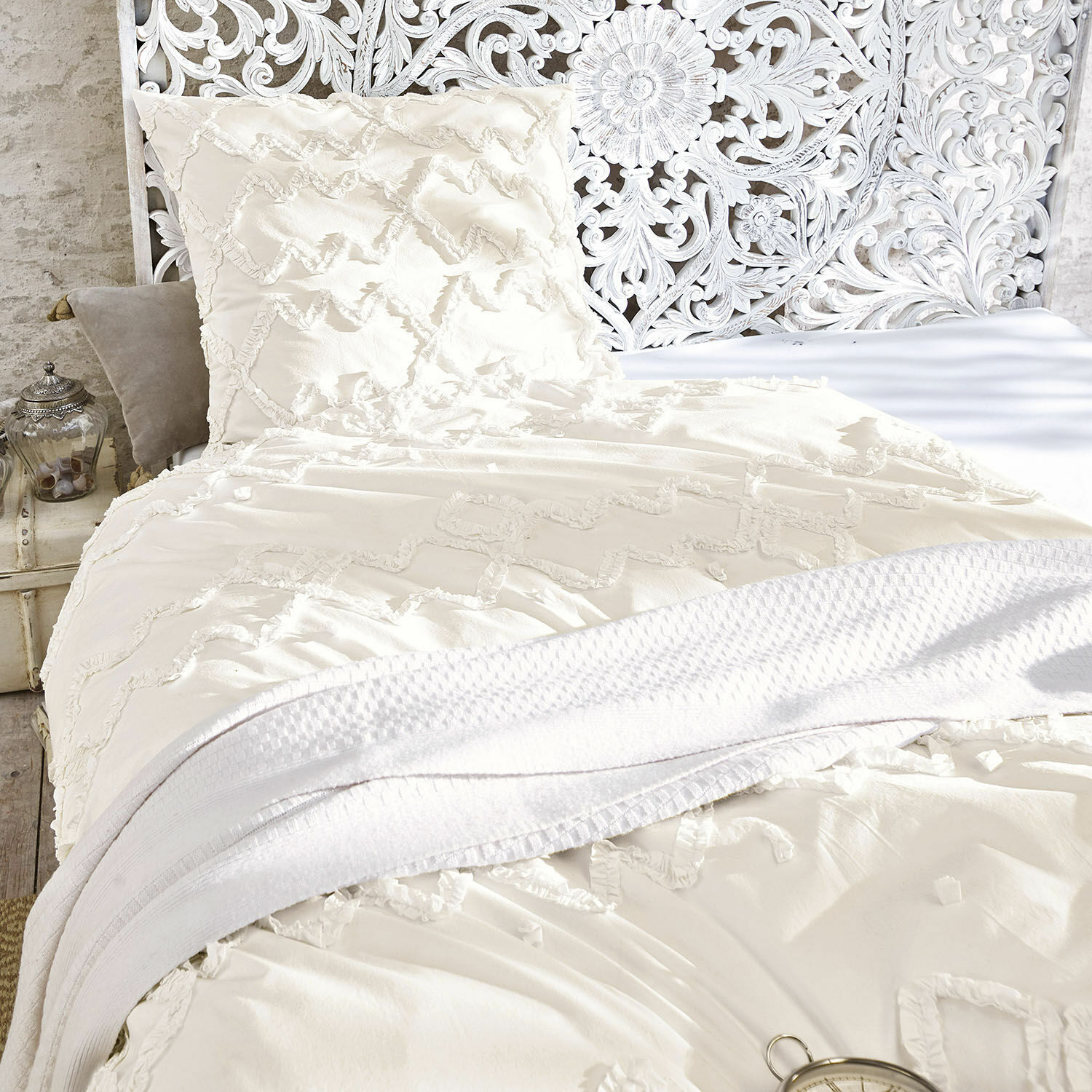 Biancheria da letto Élaine Biancheria da letto in cotone crema con motivo decorativo e coperta bianca morbida su letto vintage