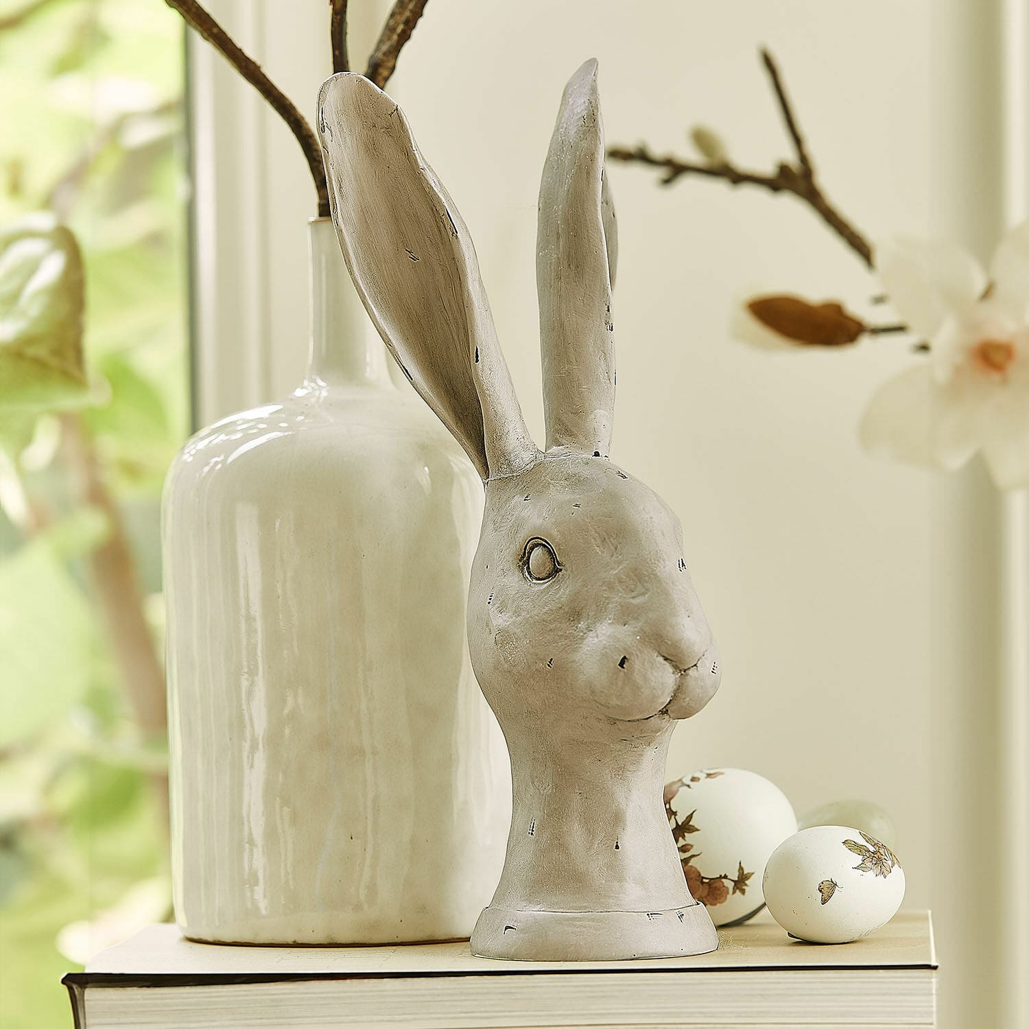 Lepre Najirah Figura decorativa di coniglio in ceramica grigia su libro con uova decorative