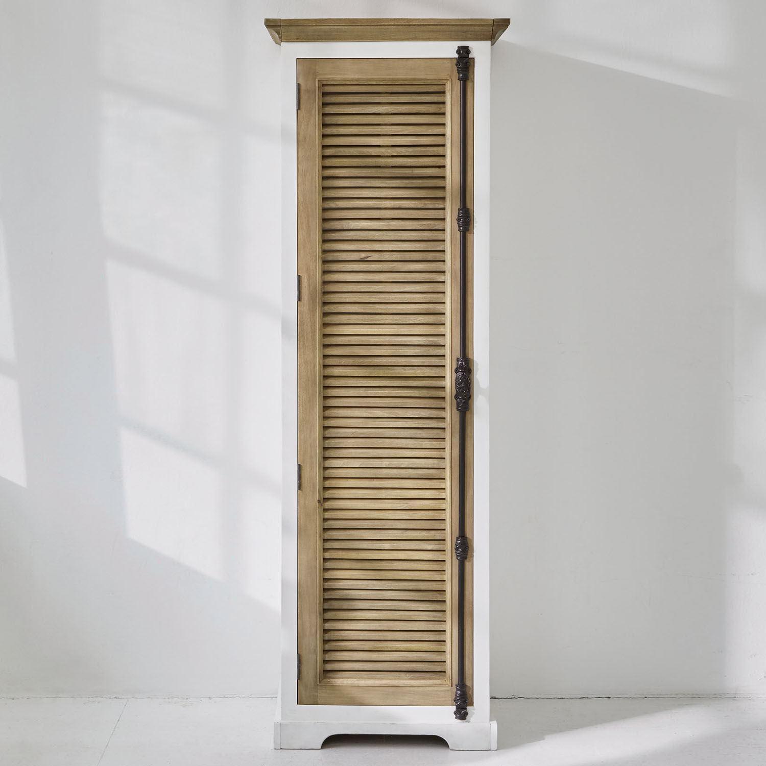 Armadio a giorno componibile Daviau Stretto armadio in legno bianco con porta a lamelle naturale e cerniere metalliche decorative