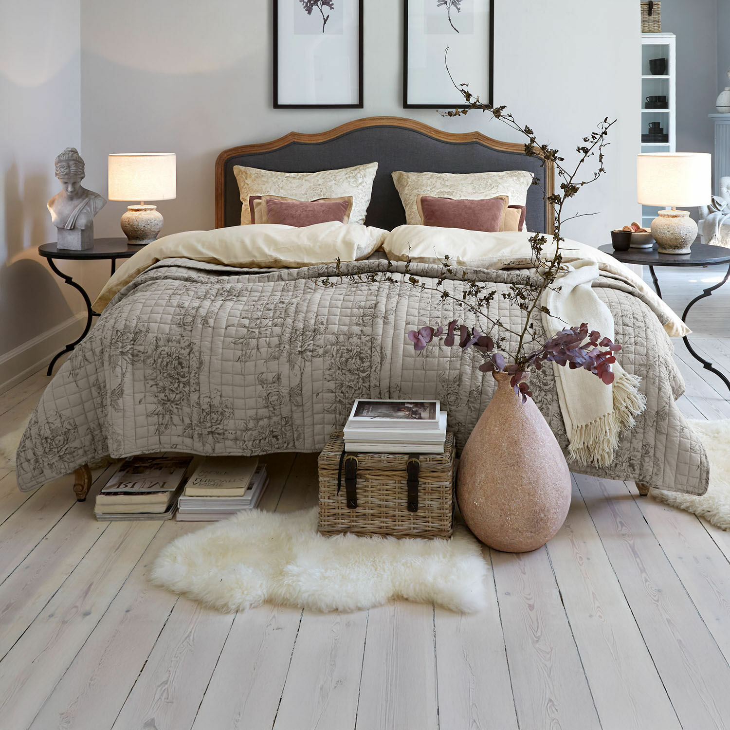Trapunta Orrenwyn Camera da letto accogliente con letto con testiera in legno e copriletto beige con motivo floreale