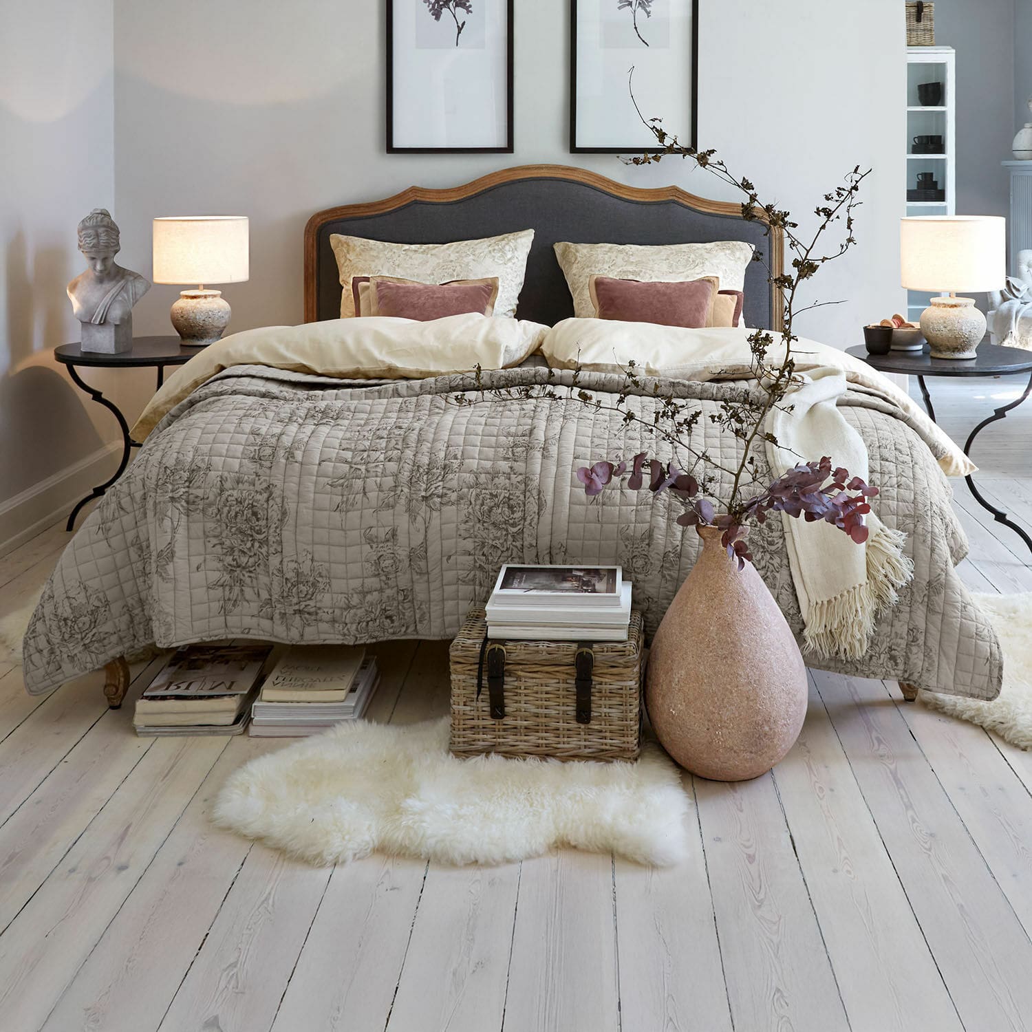 Trapunta Orrenwyn Camera da letto accogliente con letto con testiera in legno e copriletto beige con motivo floreale
