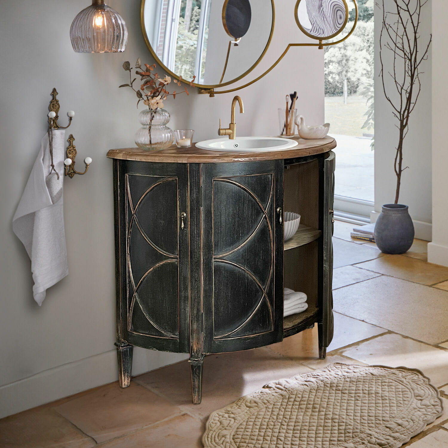 Mobile bagno nero in legno con lavabo bianco e rubinetto dorato, stile vintage elegante