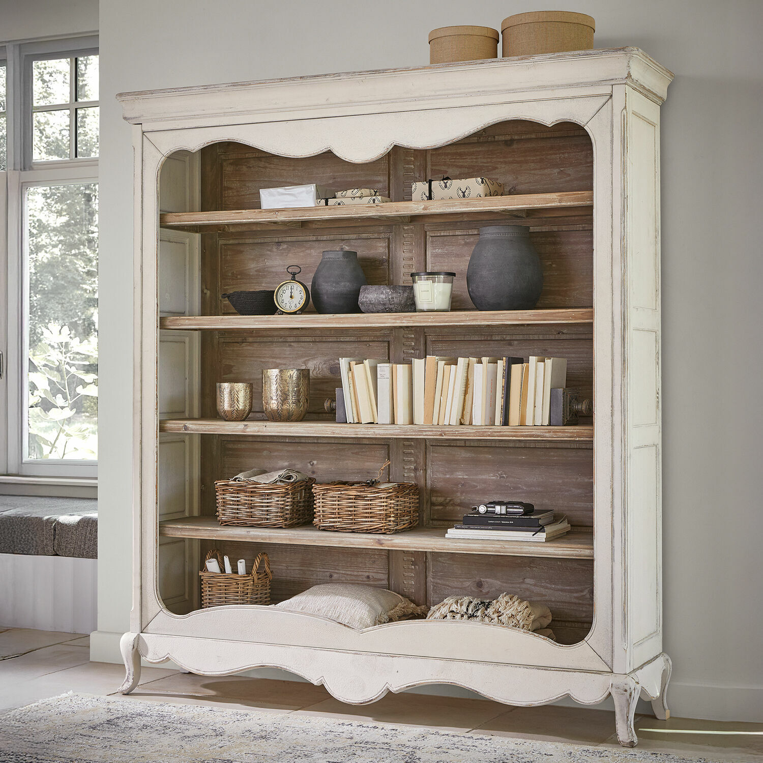 Scaffale Langworth Vetrina in legno bianco con ripiani in legno naturale e frontale decorativo in stile vintage