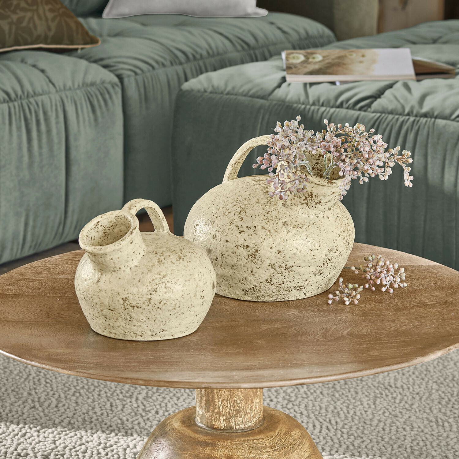 Vase 2er Set Gravière Due anfore in ceramica color crema con manici su tavolo in legno davanti a divano verde in soggiorno