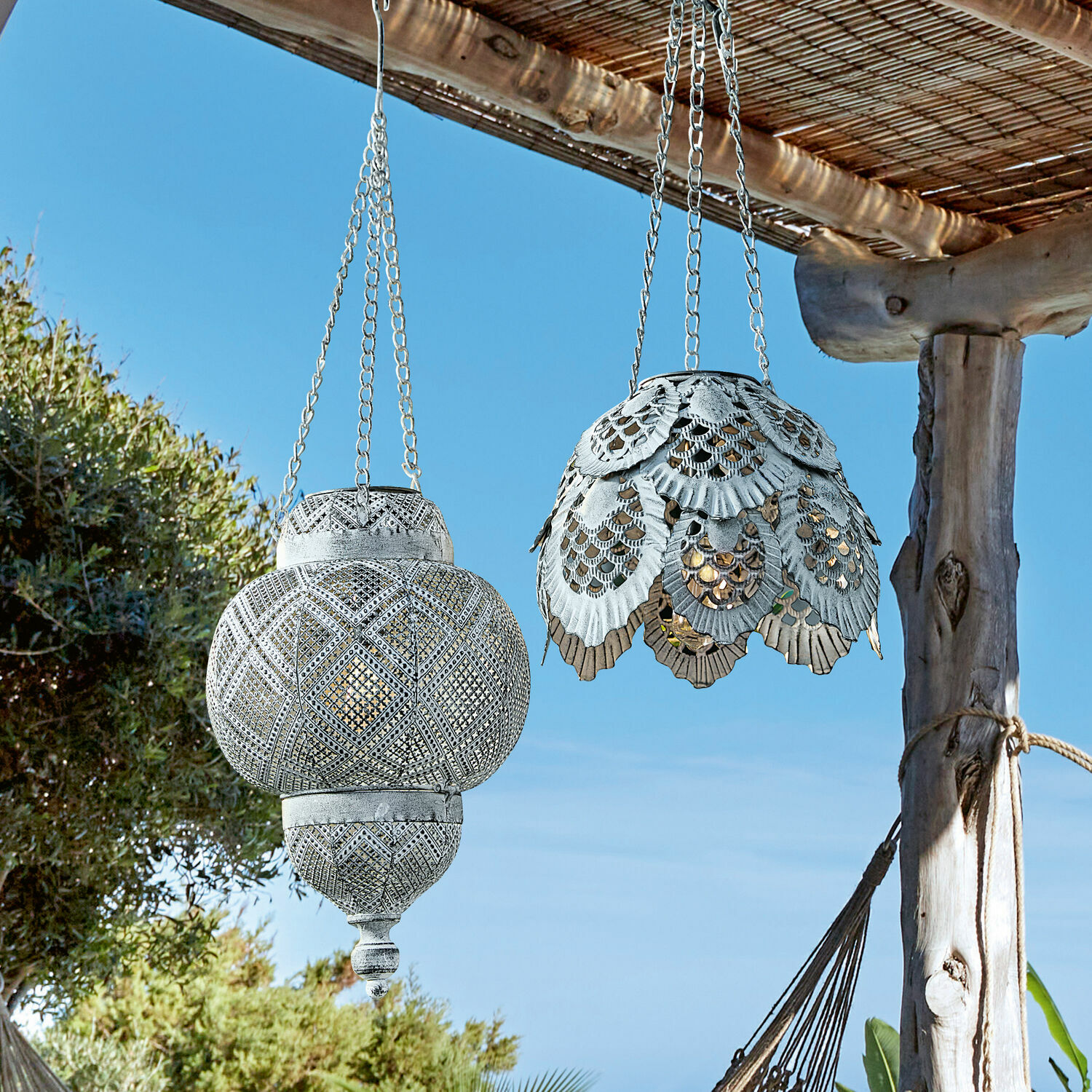 Coppia di lanterne solari da appendere Paale Due lanterne sospese in metallo bianco con motivo traforato, decorazione da giardino esterno