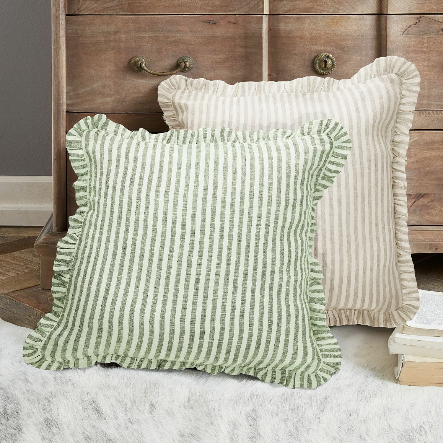 Coppia di copricuscini Brenda Cuscini reversibili in lino a righe con volant verde e beige per decorazione d'interni