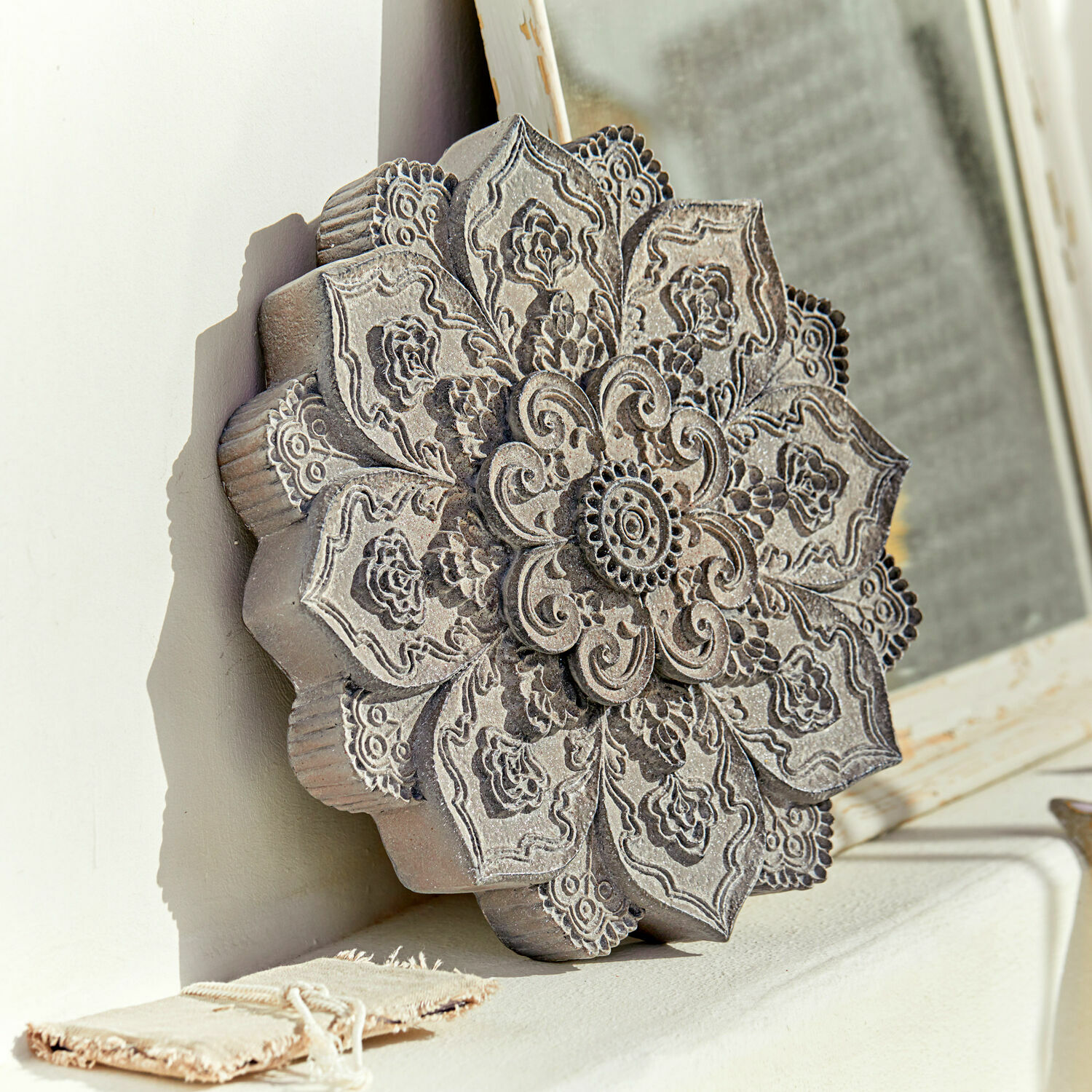 Ornamento da parete Aubure Ornamento decorativo in legno grigio con motivo floreale, ideale per interni e decorazioni murali