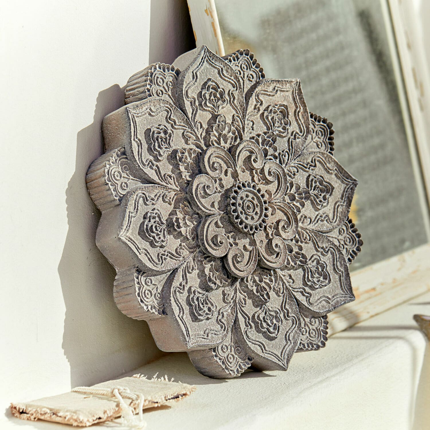 Ornamento da parete Aubure Ornamento decorativo in legno grigio con motivo floreale, ideale per interni e decorazioni murali