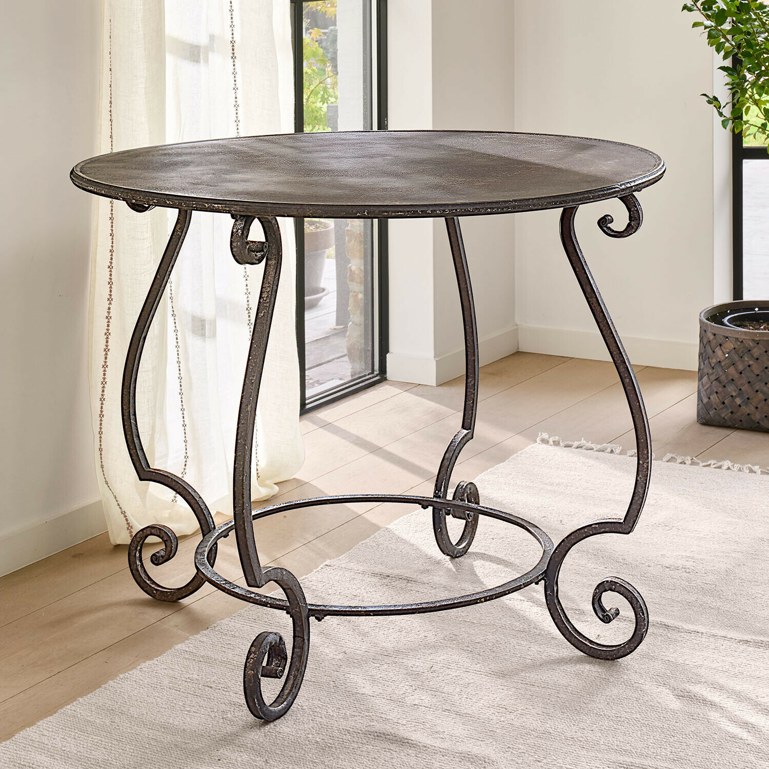 Tavolo Kenthorne Tavolo rotondo in metallo marrone scuro con gambe decorative e finitura rustica per interni