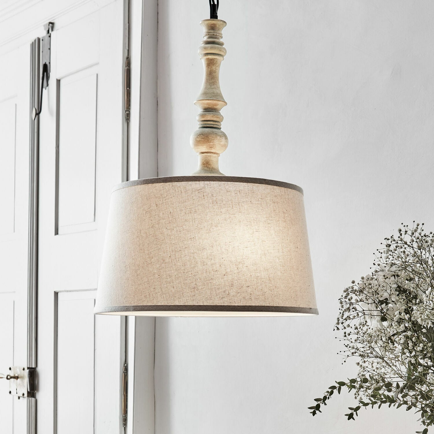 Lampada a sospensione Martigny Lampada a sospensione con paralume beige e base in legno vintage per ambienti accoglienti