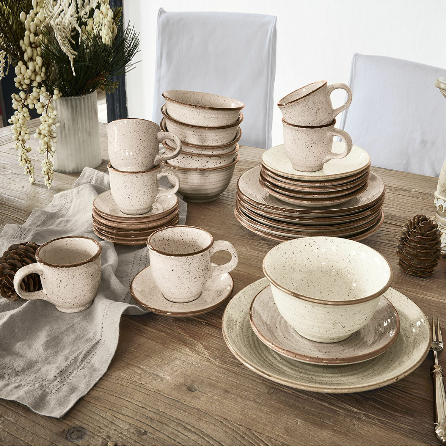 Set di 30 stoviglie Murray Set di stoviglie in ceramica crema con bordo marrone su tavolo in legno, stile rustico