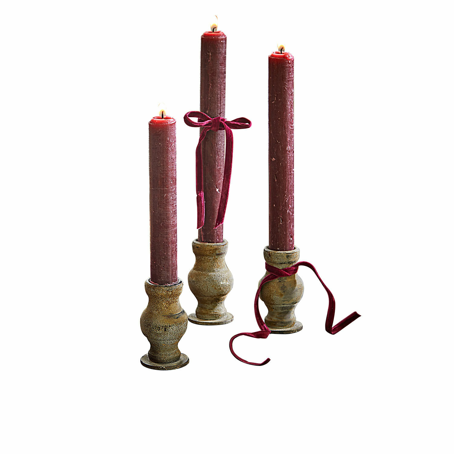 Set di 3 portacandele Seranda Tre candele bordeaux con fiocco in velluto su portacandele in ceramica rustica decorativi