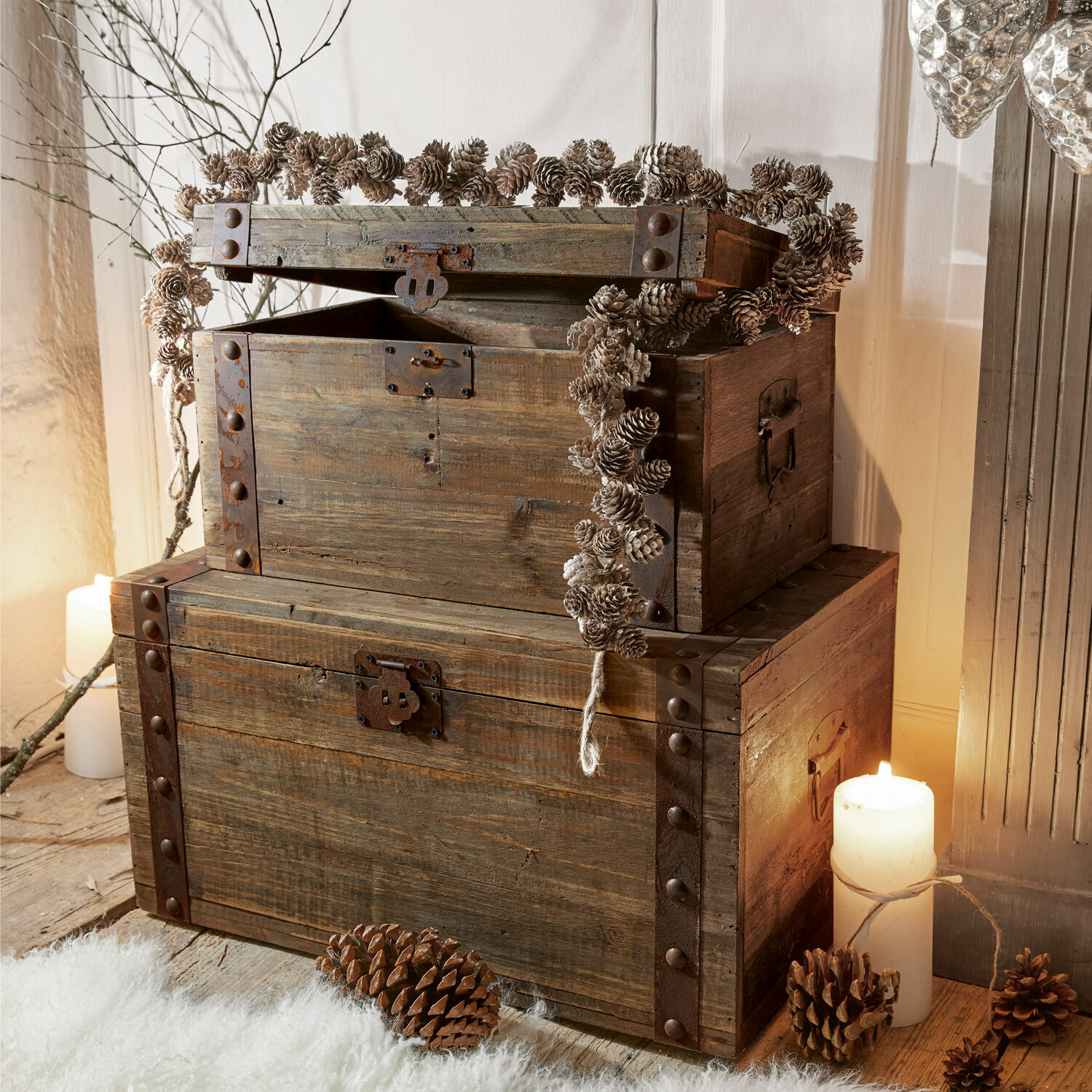 Coppia di bauli Pratt Bauletti in legno rustico con ferrature metalliche, decorati con pigne e candele accese