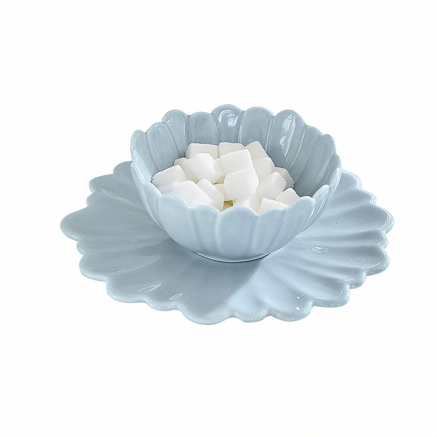 Ciotola e piattino Tichborne Ciotola e piatto in ceramica azzurra a forma di fiore con cubetti di zucchero, decorazione tavola