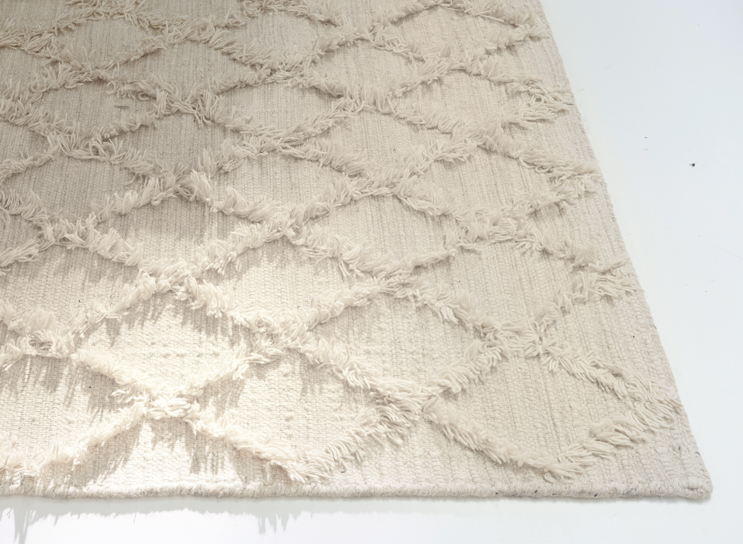 Tappeto beige con motivo a rombi soffice e frange, decorazione d'interni stile boho
