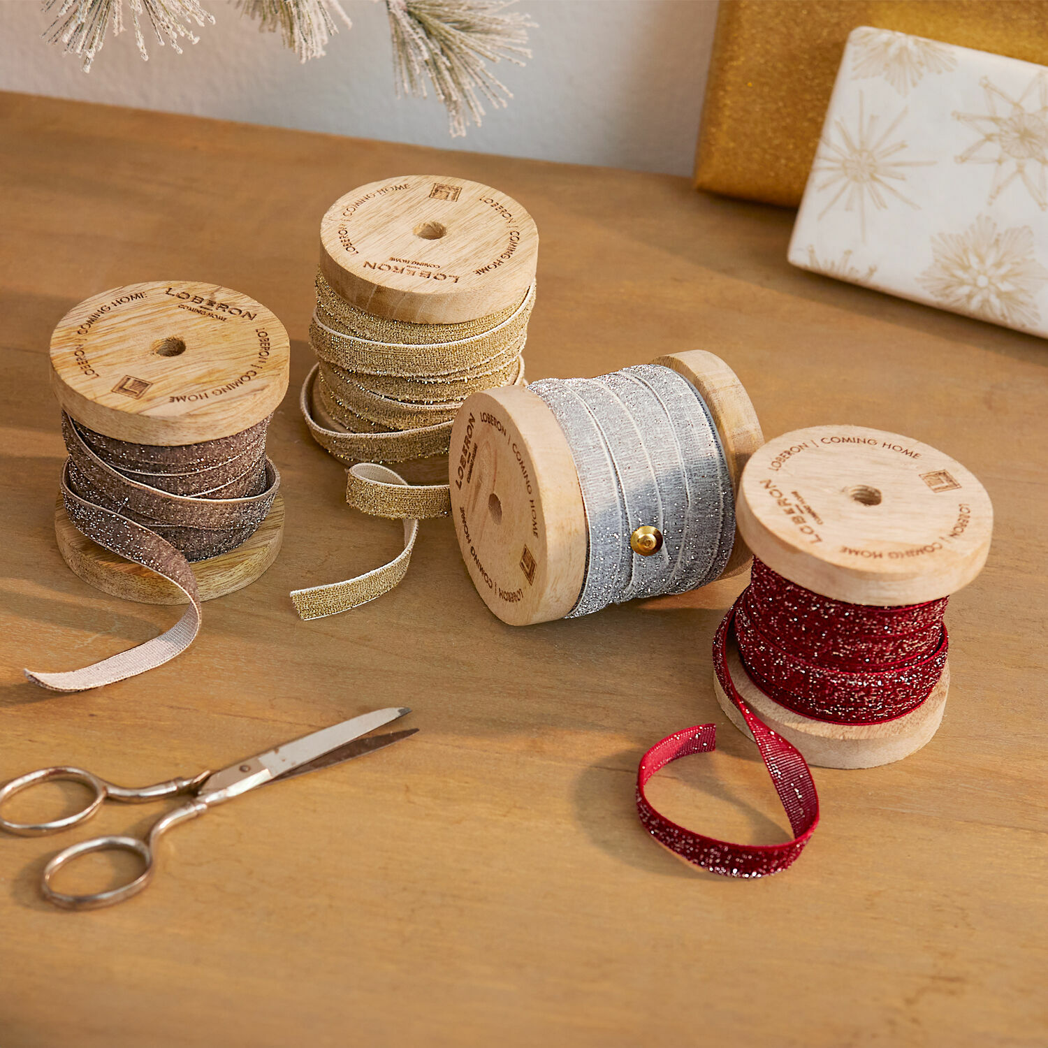 Set di 4 nastri di velluto Verlanne Set di quattro nastri decorativi glitterati su bobine di legno, colori assortiti per confezionare regali