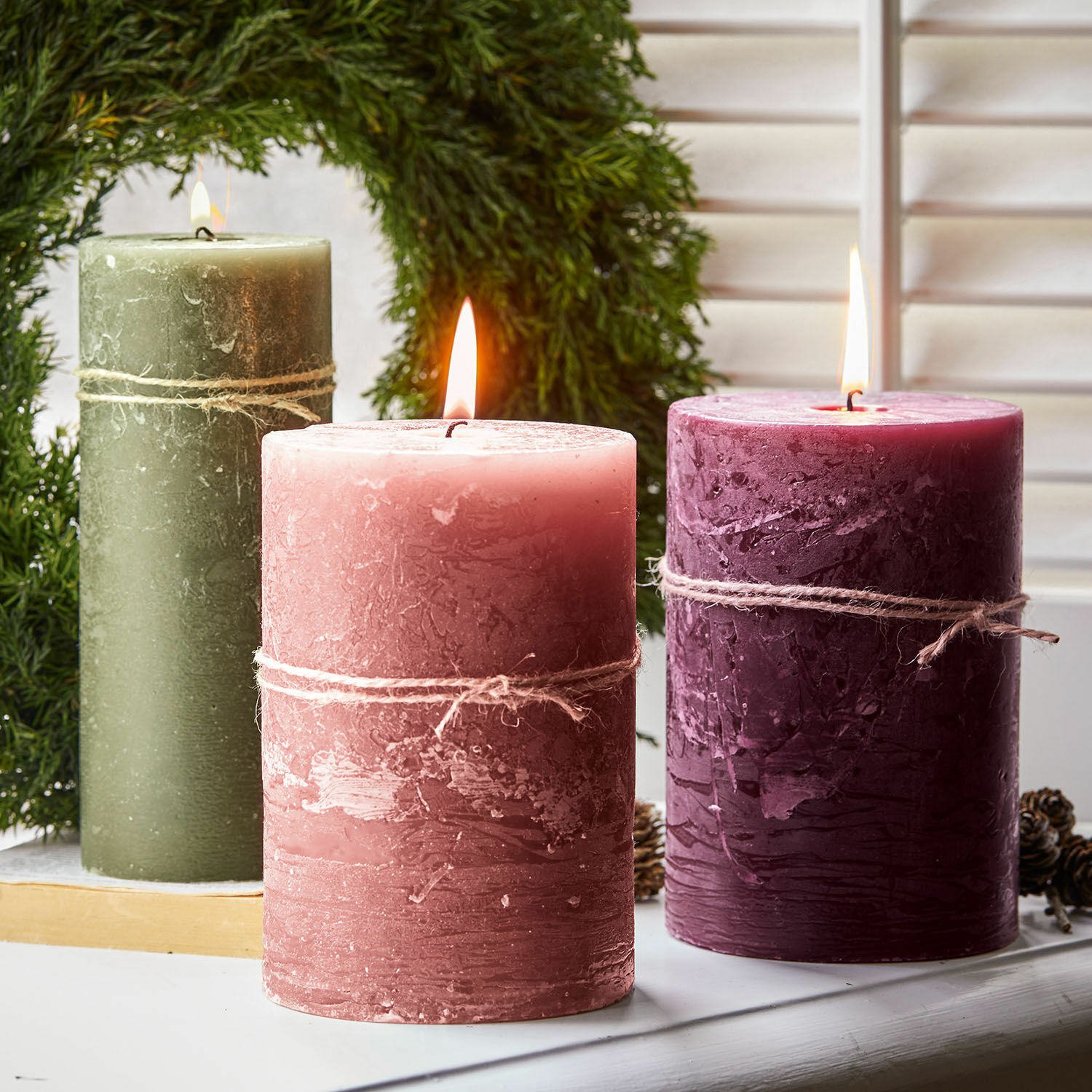 Set di 3 candele Salis Tre candele rustiche in cera verde, rosa e bordeaux con corda di juta decorativa
