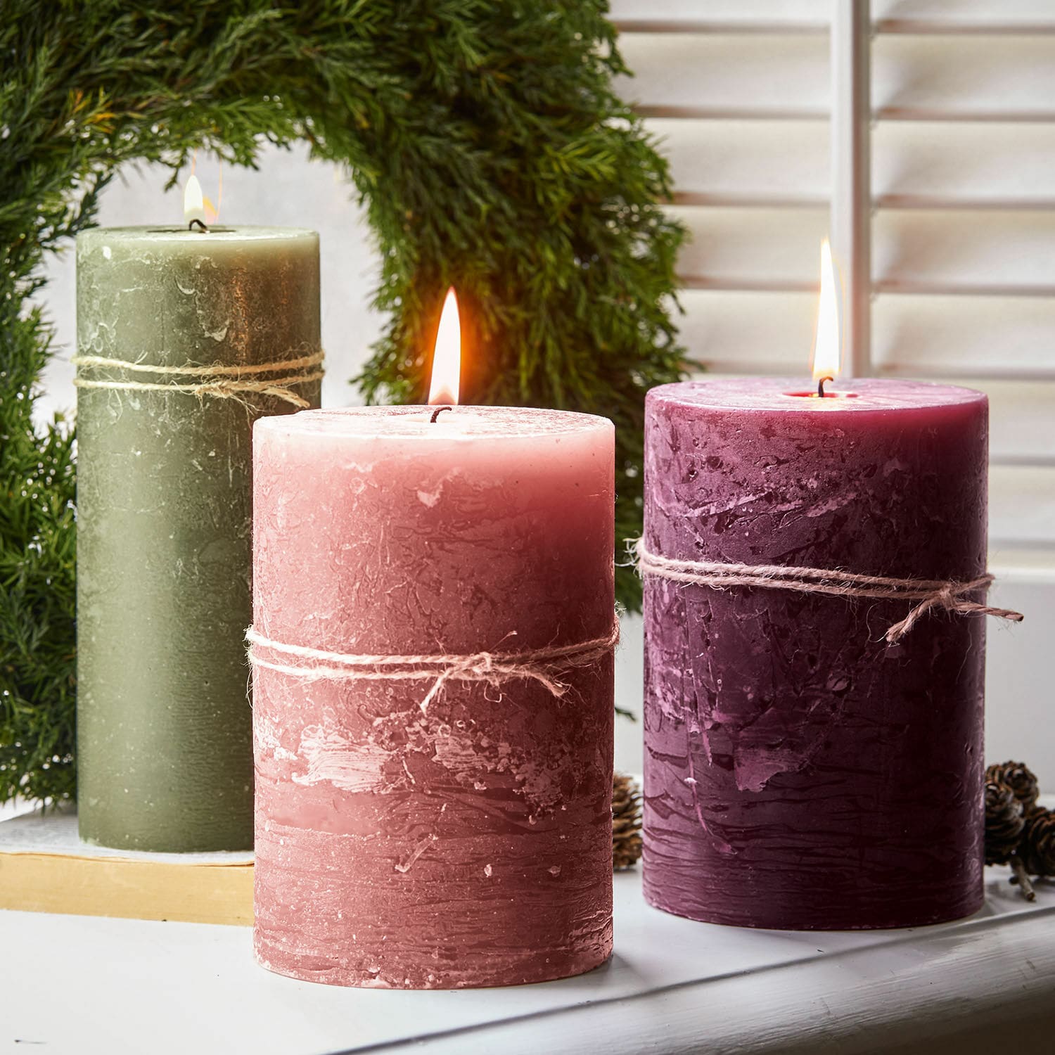 Set di 3 candele Salis Tre candele rustiche in cera verde, rosa e bordeaux con corda di juta decorativa