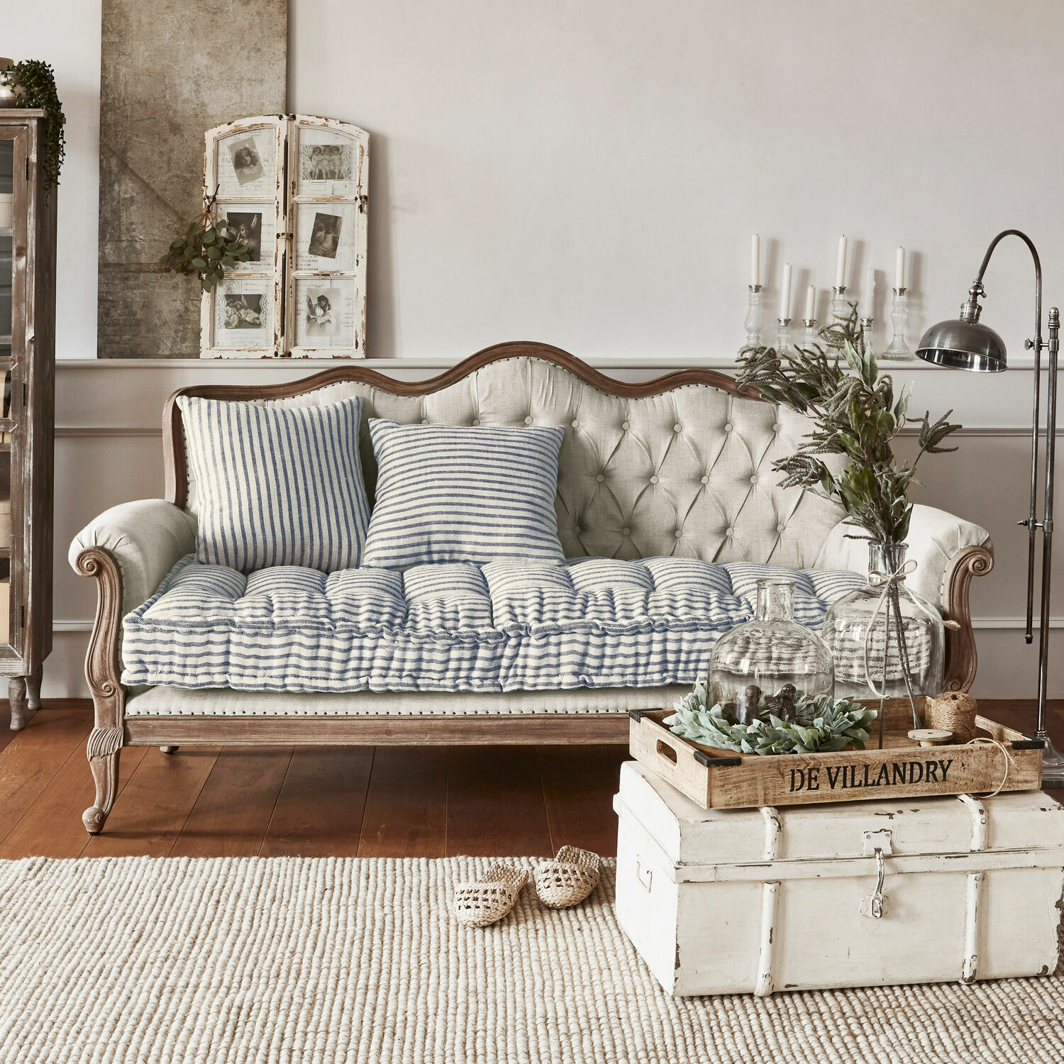 Divano Malabon Divano beige imbottito con struttura in legno e cuscini a righe blu e bianche in stile vintage
