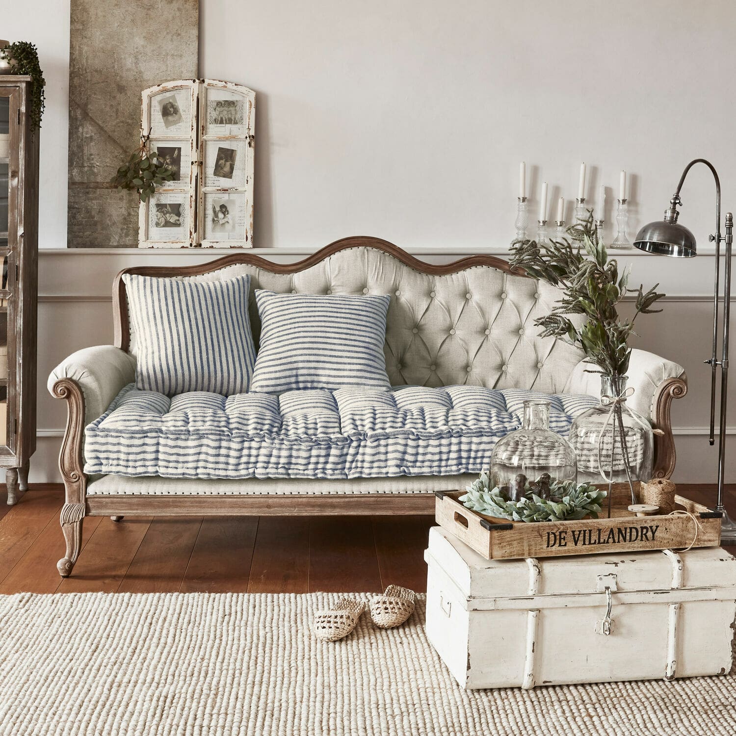 Divano Malabon Divano beige imbottito con struttura in legno e cuscini a righe blu e bianche in stile vintage