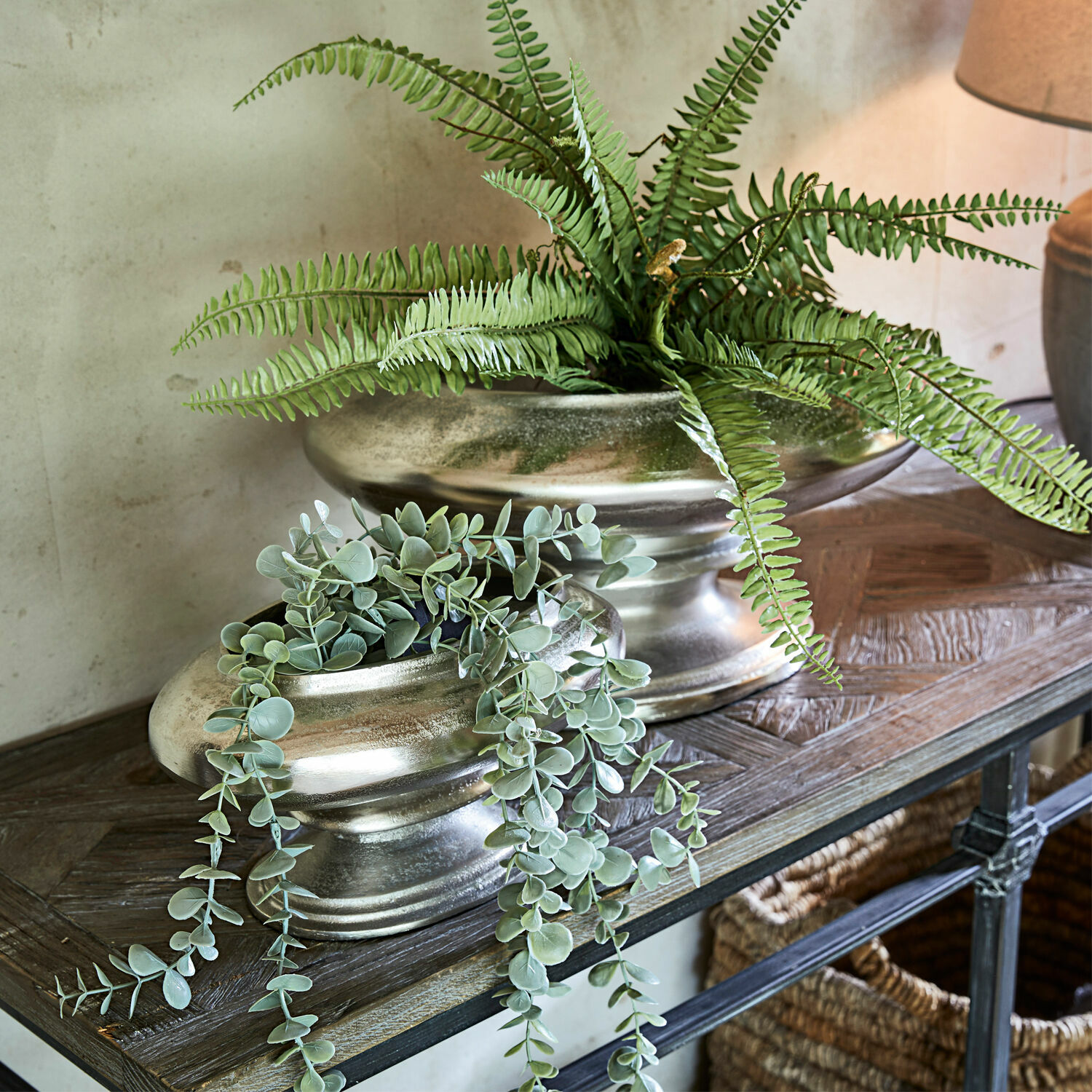 Coppia di vasi Loyère Vasi decorativi in ceramica argento con piante verdi su tavolo in legno in soggiorno