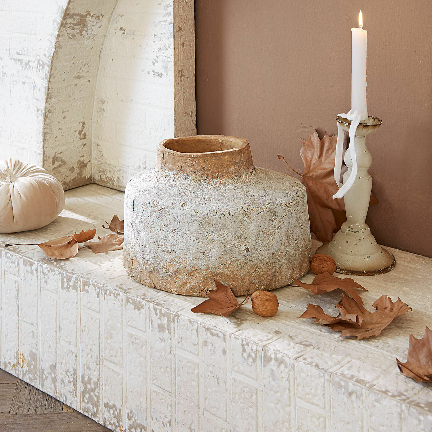 Vaso Sévrac Vaso decorativo in ceramica beige su davanzale in pietra con foglie autunnali e candela accesa