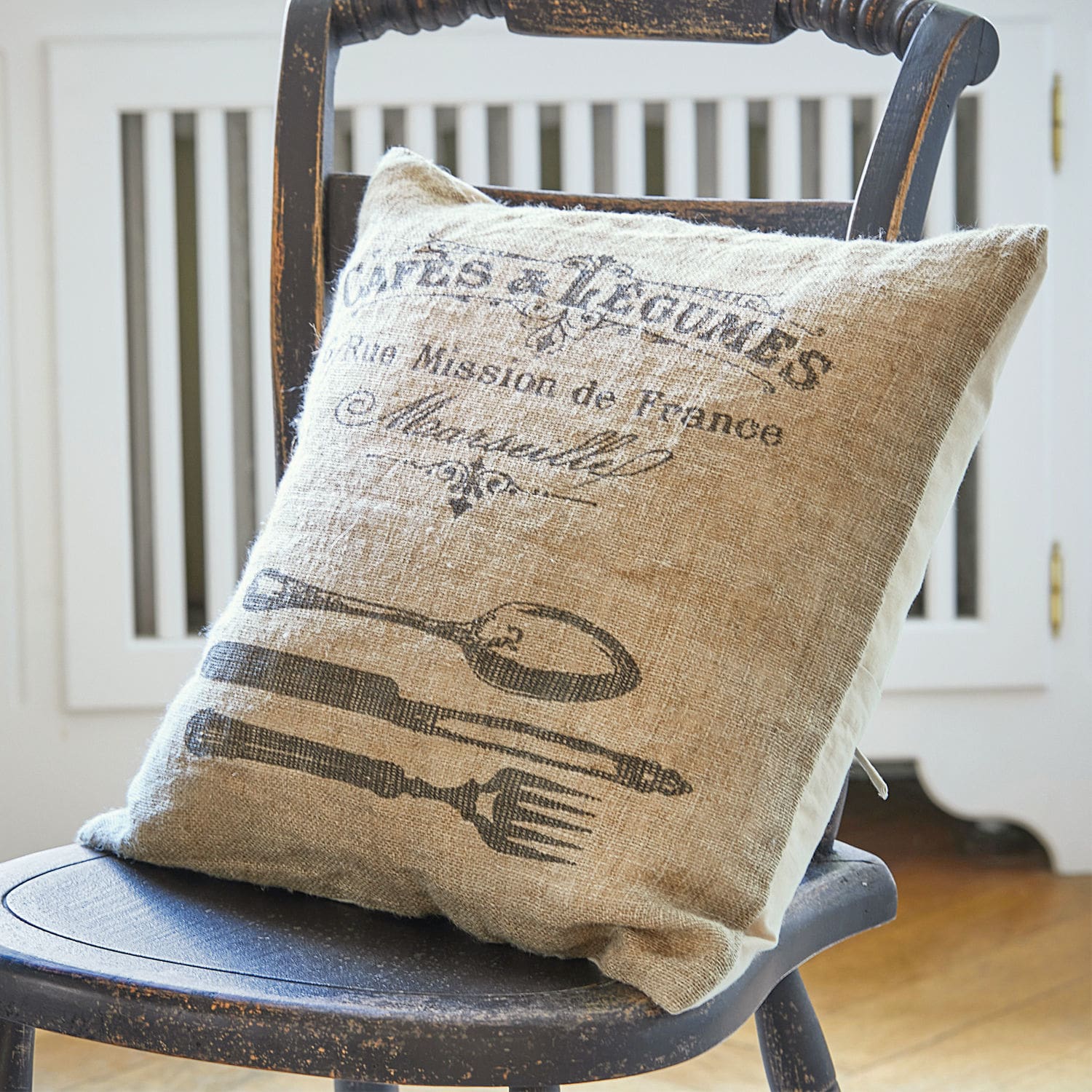 Copricuscino Depew Cuscino decorativo beige in lino con stampa di posate su sedia rustica, stile vintage
