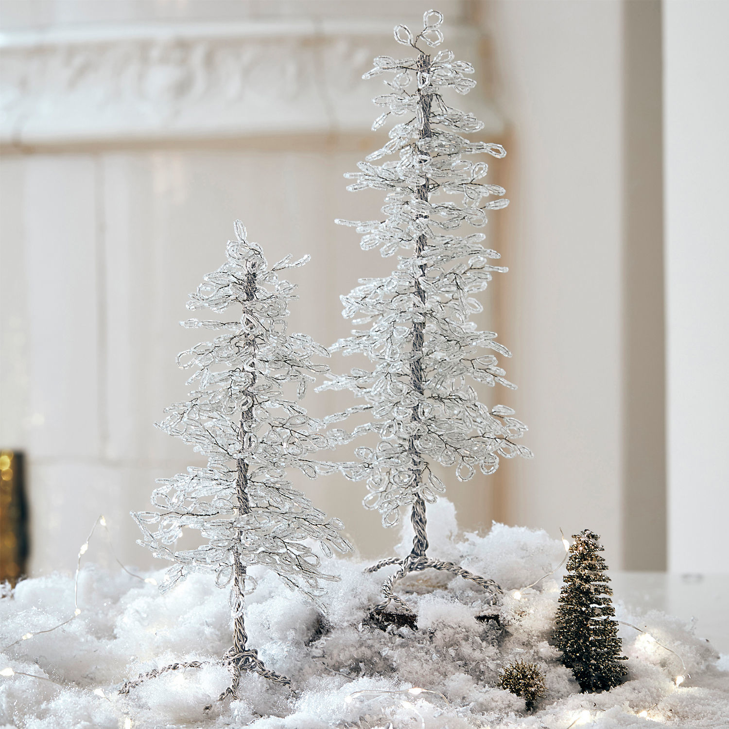 Coppia di alberelli decorativi Grenville Alberi decorativi in filo di ferro e cristalli su sfondo innevato per decorazioni invernali