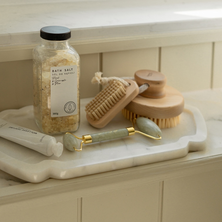 Set per la cura del corpo con sale da bagno, spazzole in legno e rullo di giada verde per massaggi viso