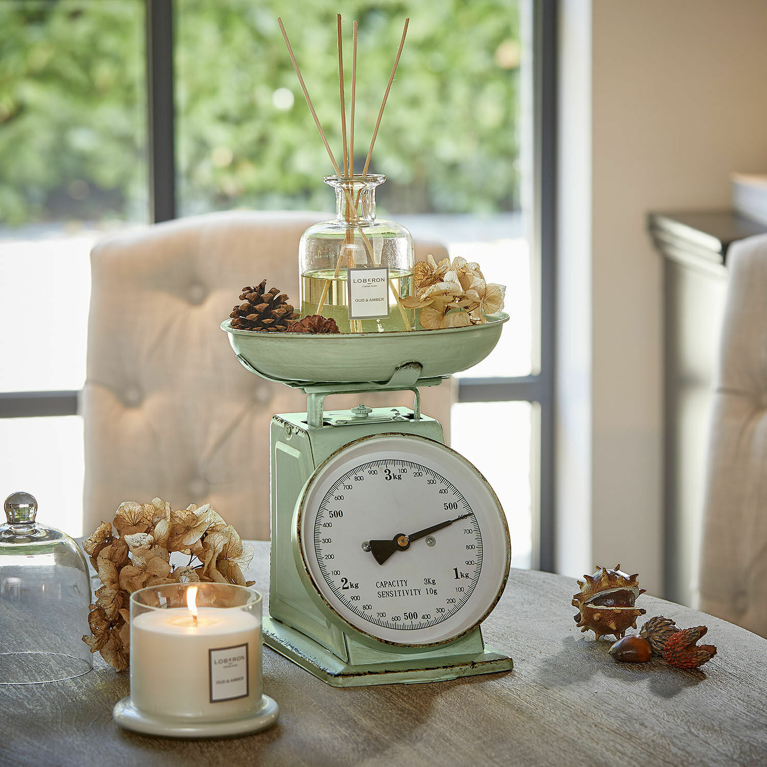 Bilancia da cucina Dorianza Bilancia da cucina in metallo verde menta con diffusore di profumo e candela su tavolo in legno