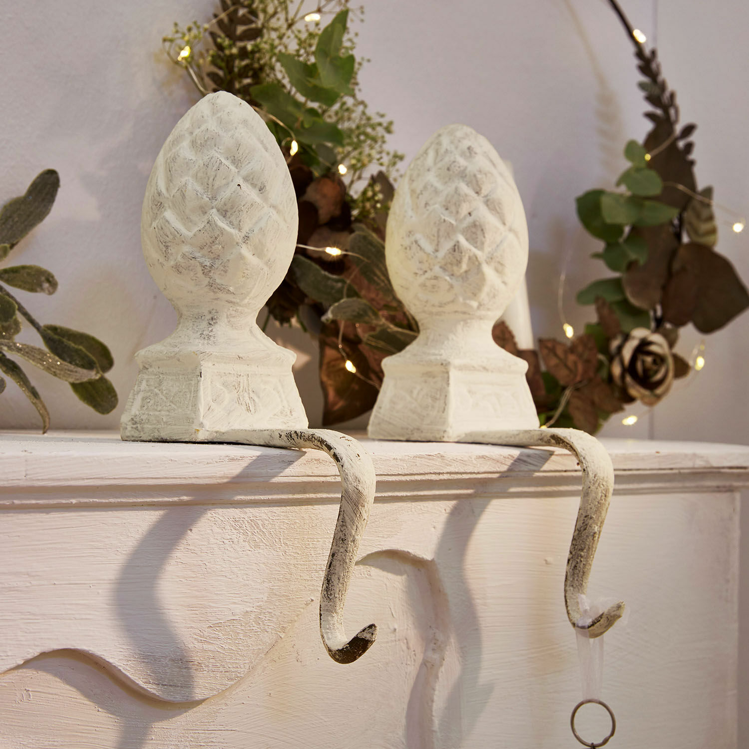 Coppia di pigne in ferro Lucielle Coppia di ganci in metallo bianco con decorazione a pigna per appendere decorazioni