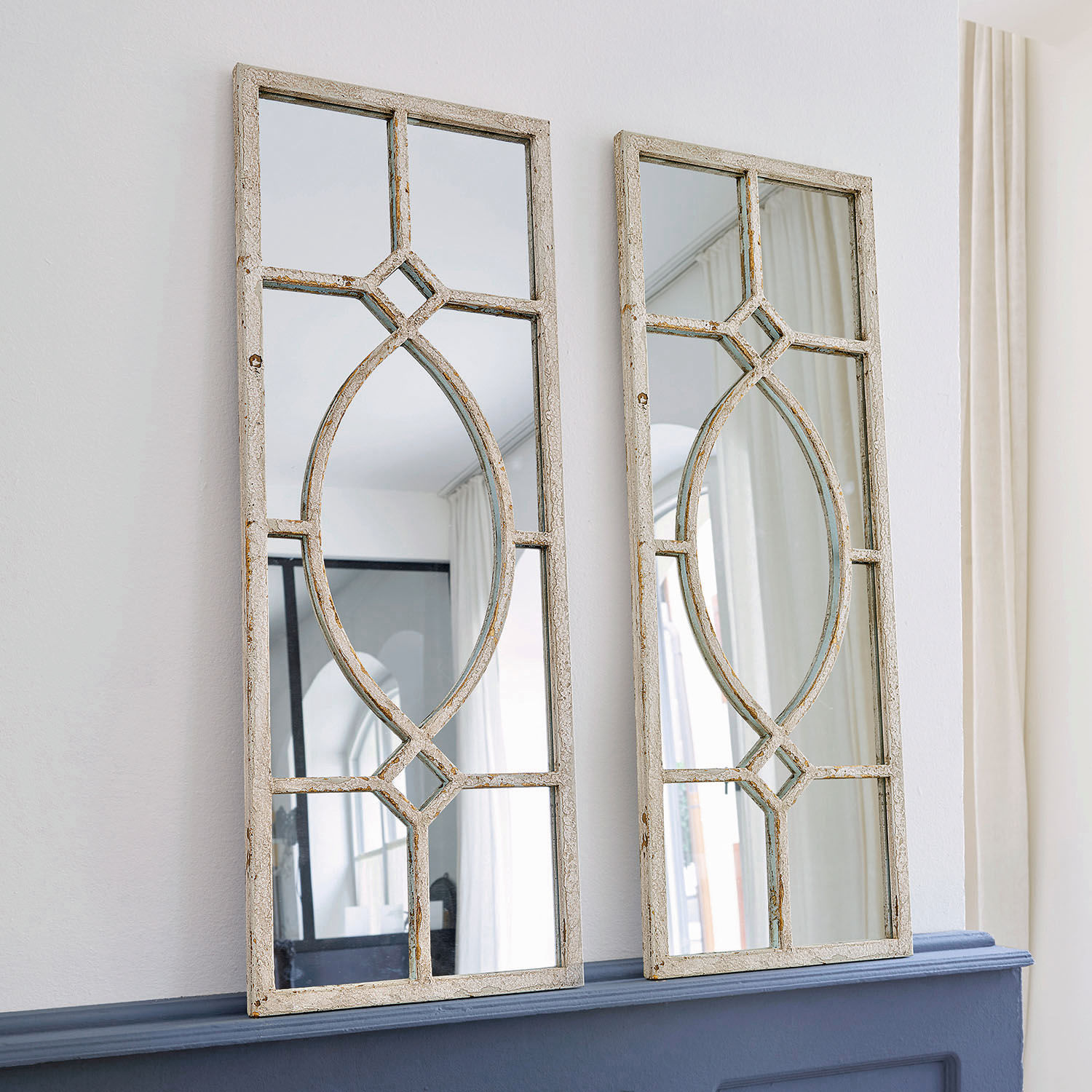 Specchio Millery Coppia di specchi decorativi con cornice in legno bianco invecchiato, stile vintage per soggiorno