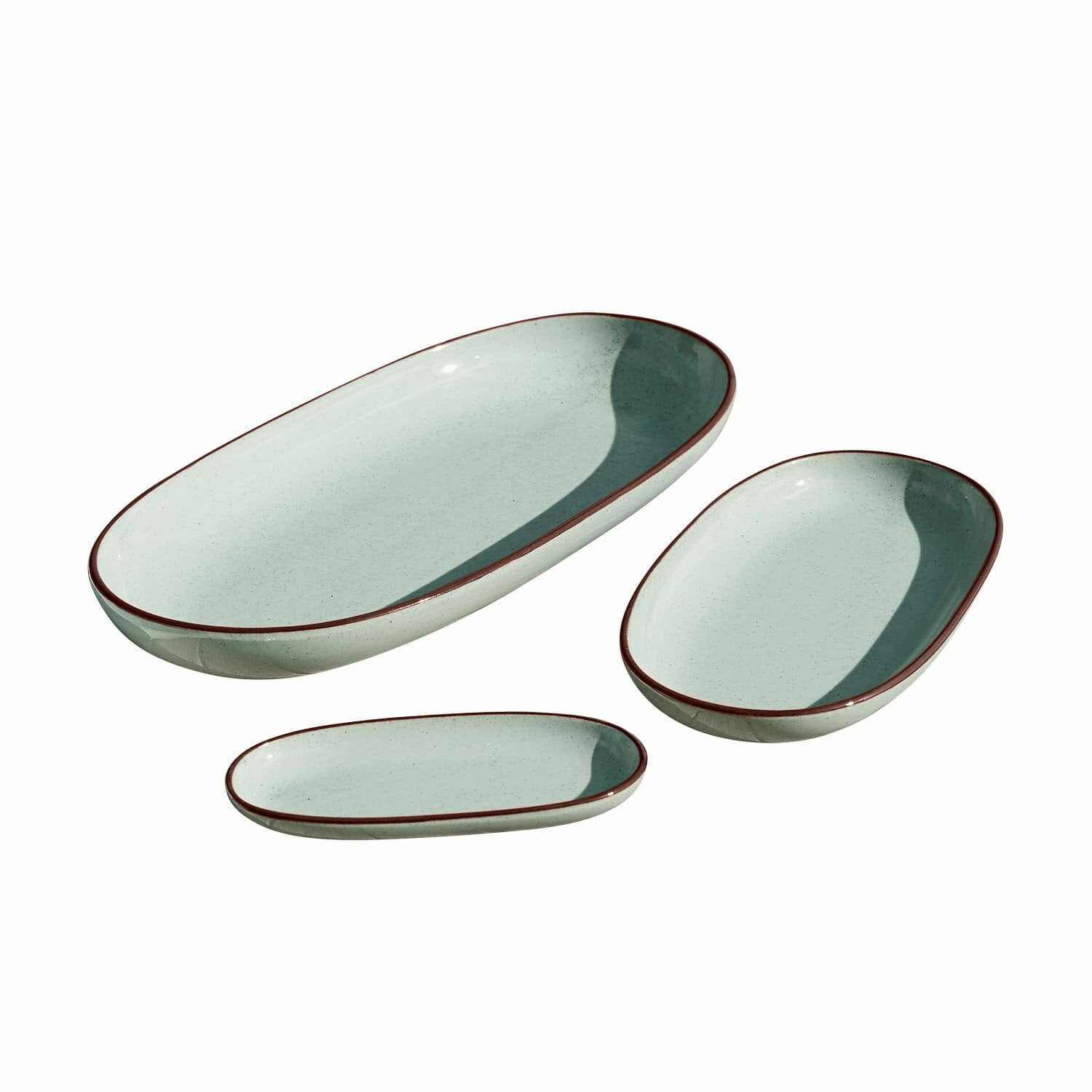Set di 3 vassoi Biarré Set di tre piatti ovali in ceramica chiara con bordo marrone per servire.