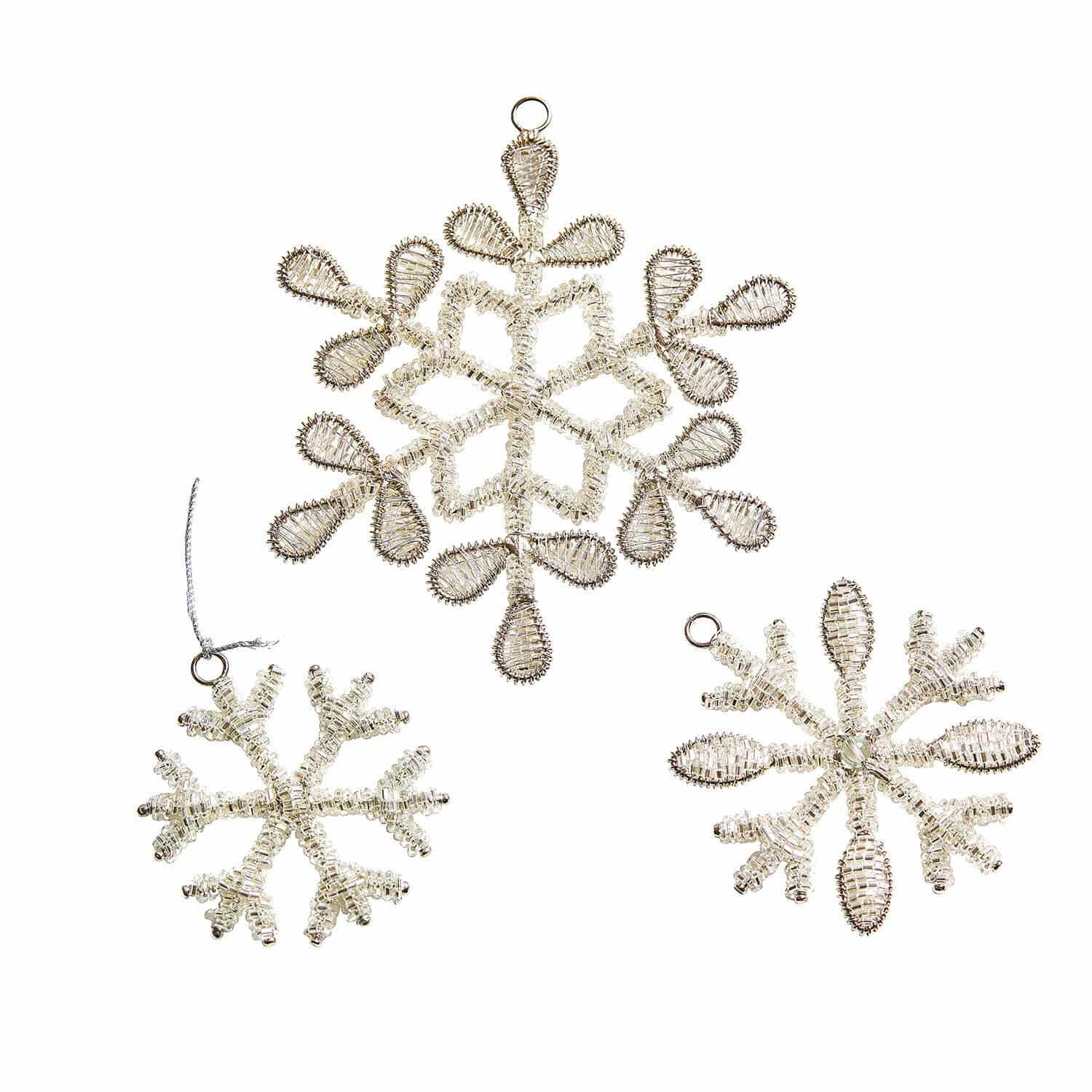 Set di 3 decorazioni da appendere Skadi Set di tre decorazioni natalizie a forma di fiocchi di neve con perline trasparenti e filo argentato