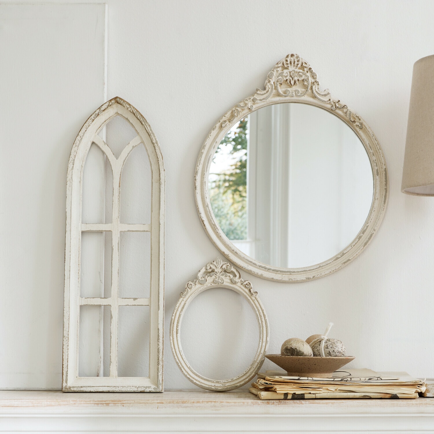 Set di specchio e 2 finestrelle decorative Morilev Specchio decorativo e cornici in legno invecchiato crema su una cassettiera bianca