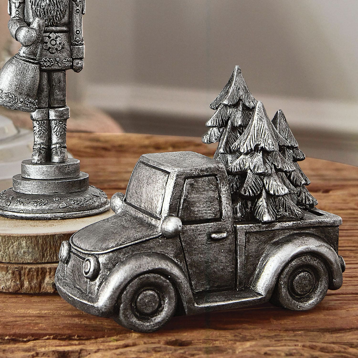 Coppia di figure decorative Mariola