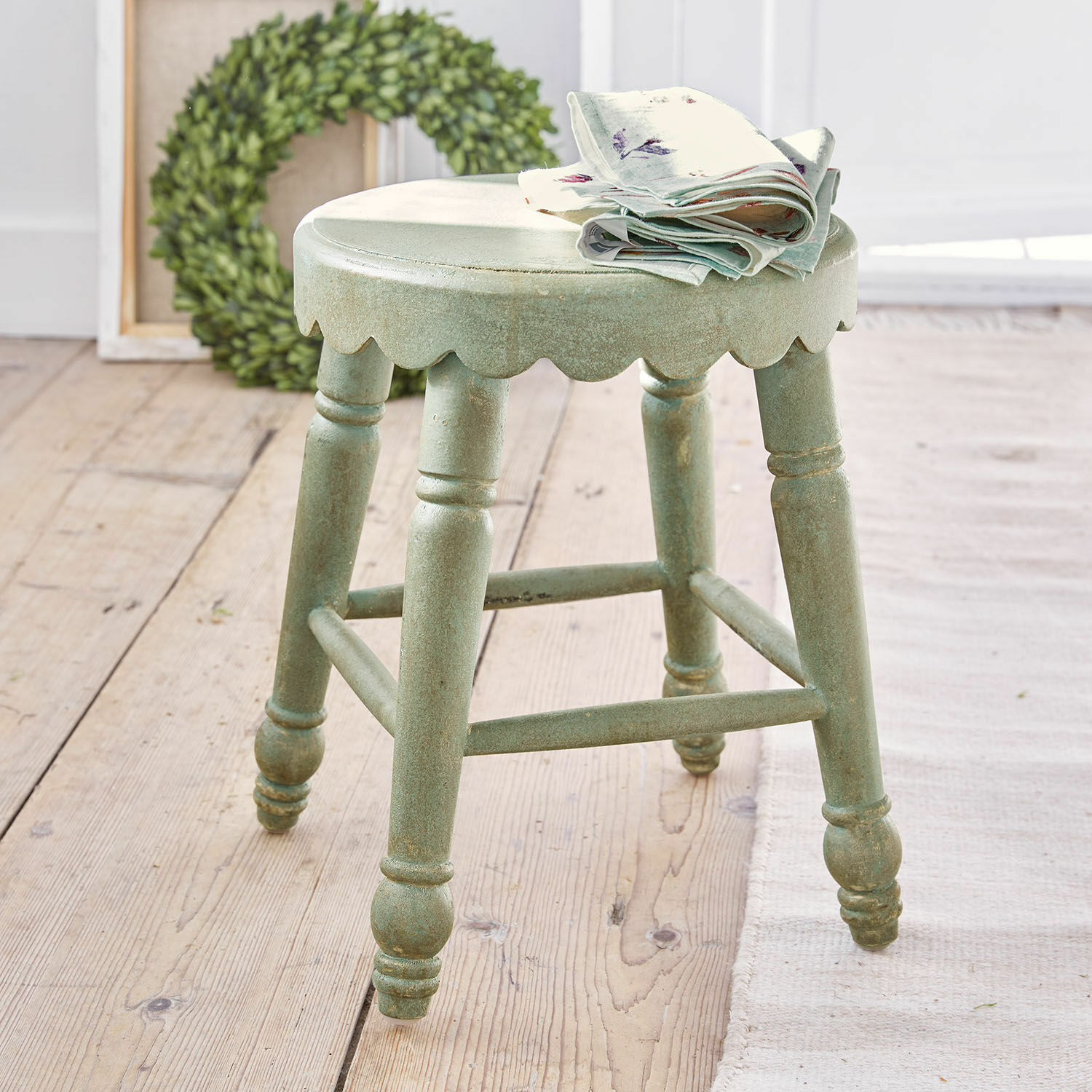 Sgabello Nirvent Piccolo sgabello in legno verde con bordo decorativo e tessuto piegato sopra, mobile d'interni