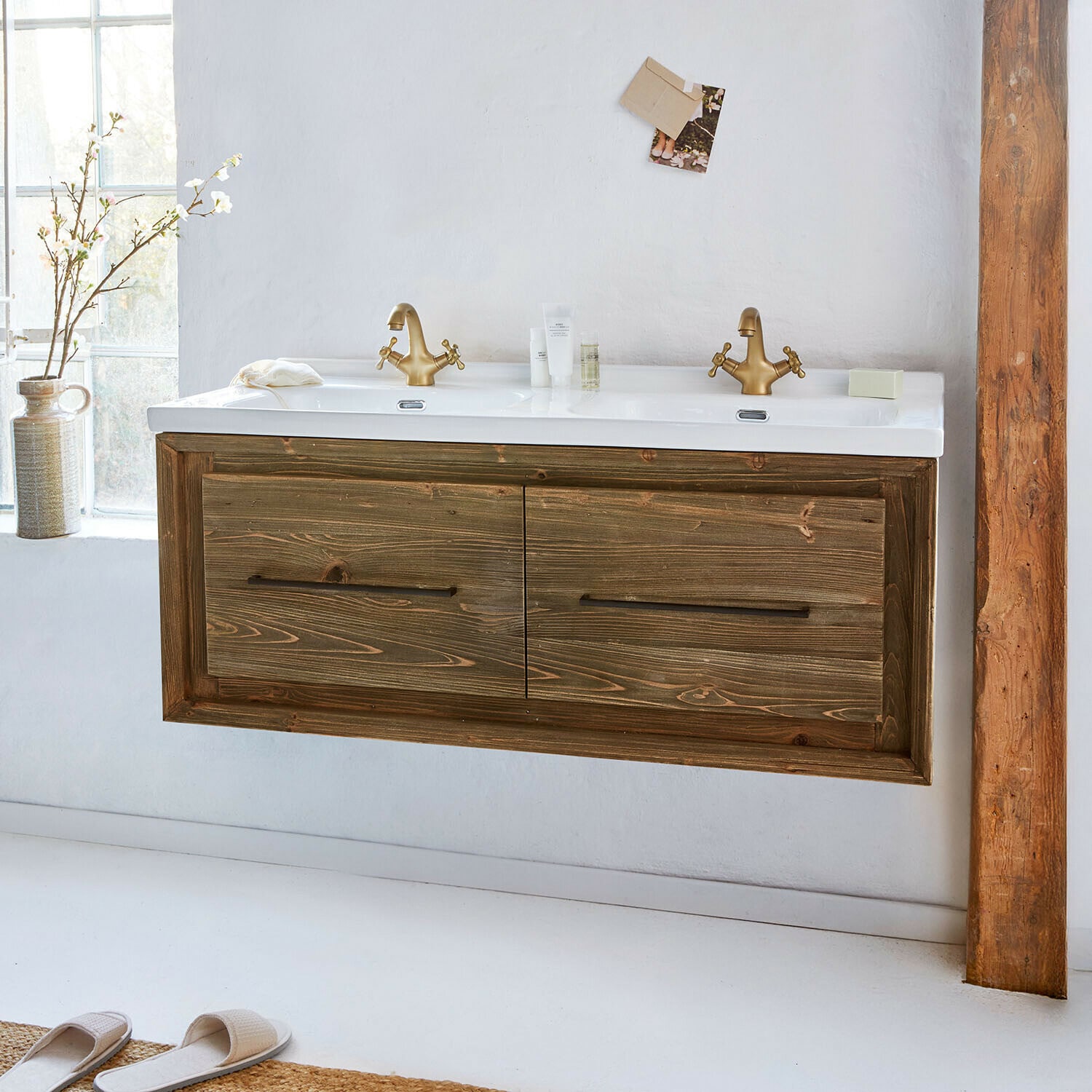 Mobile con doppio lavabo Greenhaven Mobile bagno sospeso in legno con lavabo bianco e rubinetti dorati, stile rustico