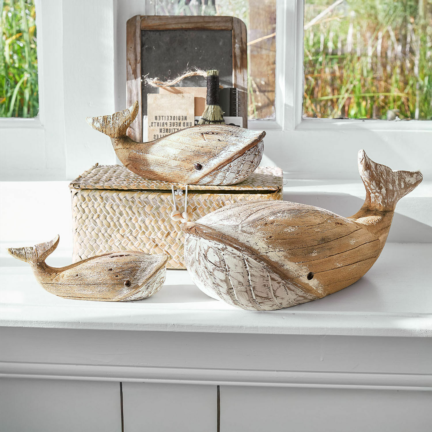 Set di 3 balene decorative Breezie Set di tre balene decorative in legno naturale con accenti bianchi sul davanzale della finestra