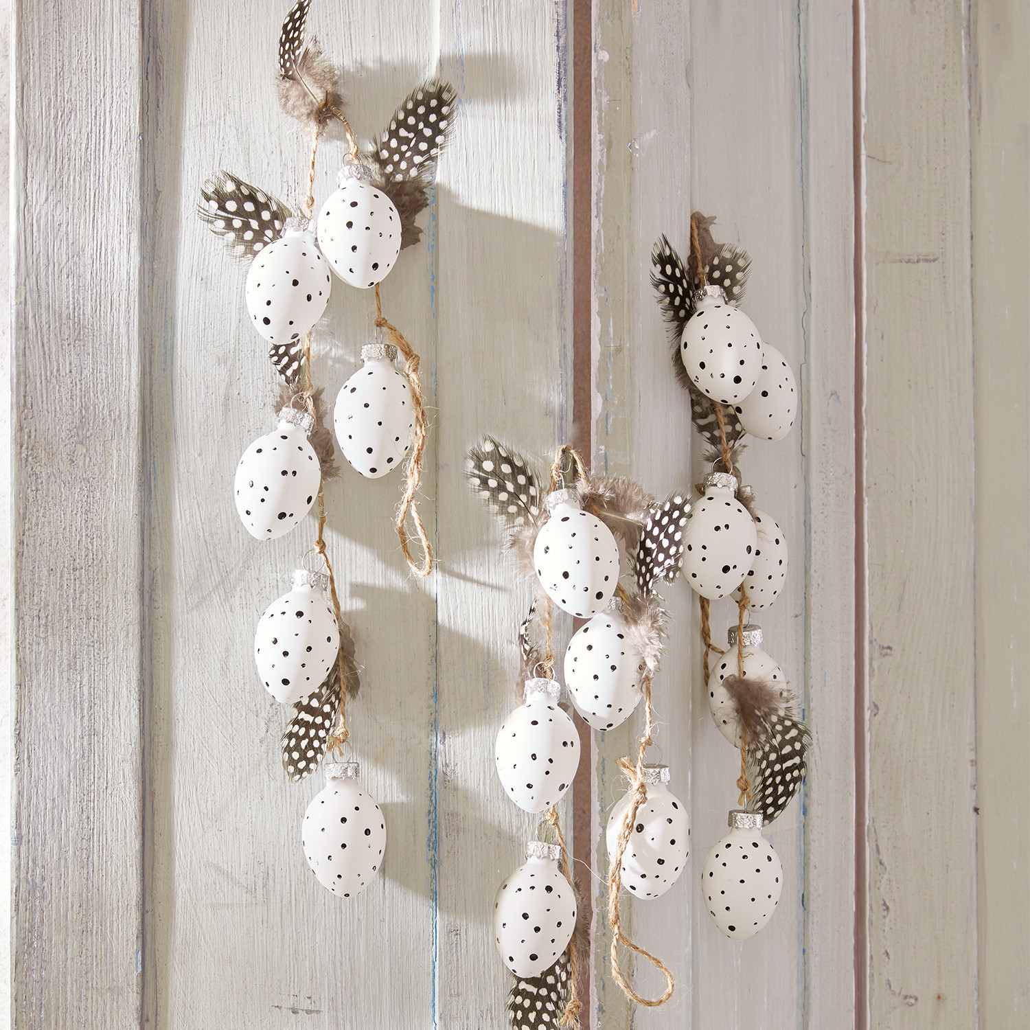 Set di 3 ghirlande Prina Ghirlanda decorativa con uova bianche a pois neri e piume su legno chiaro, decorazione primaverile